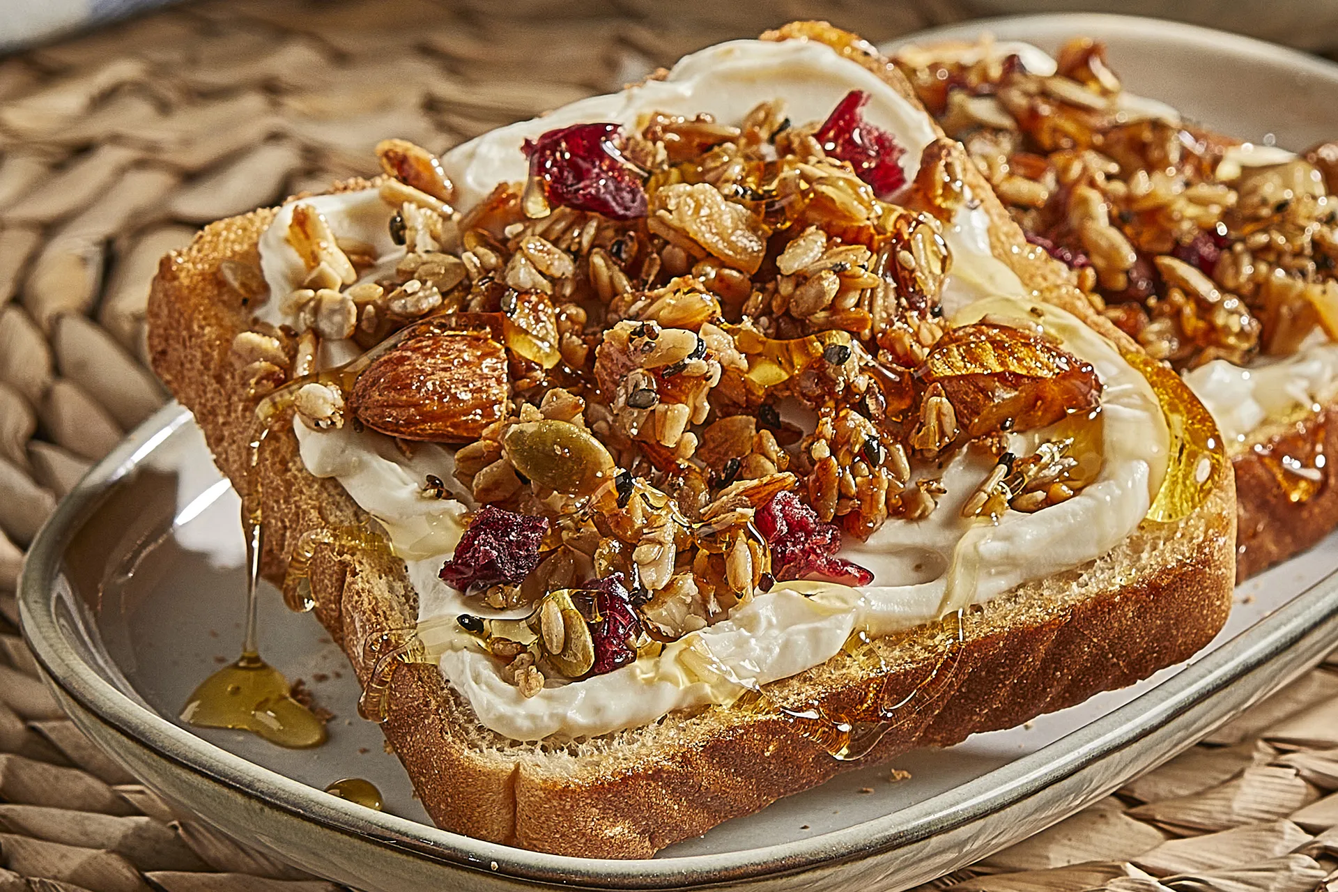 Tosta de queijo creme com nozes, sultanas, granola e mel
