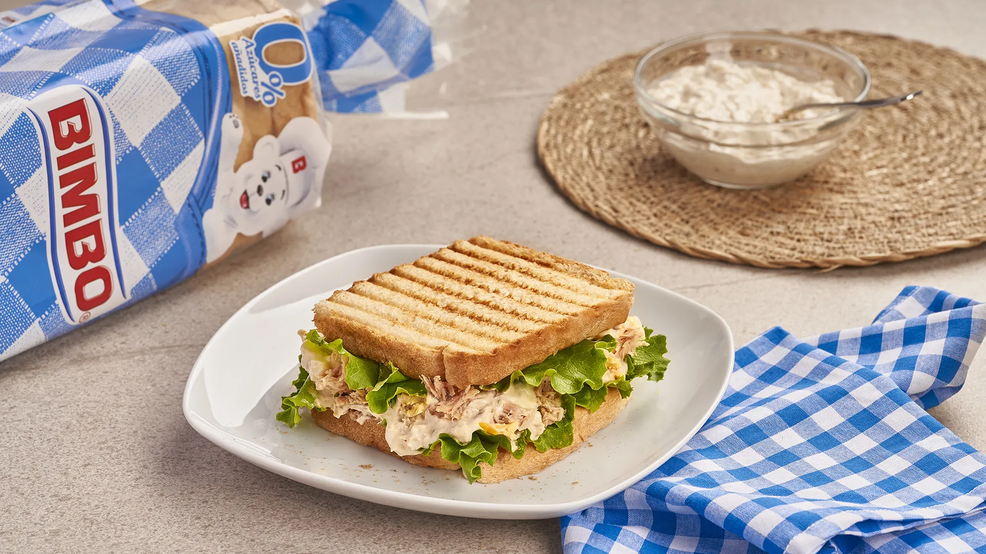 Sanduíche de atum, ovo cozido, azeitonas e alface