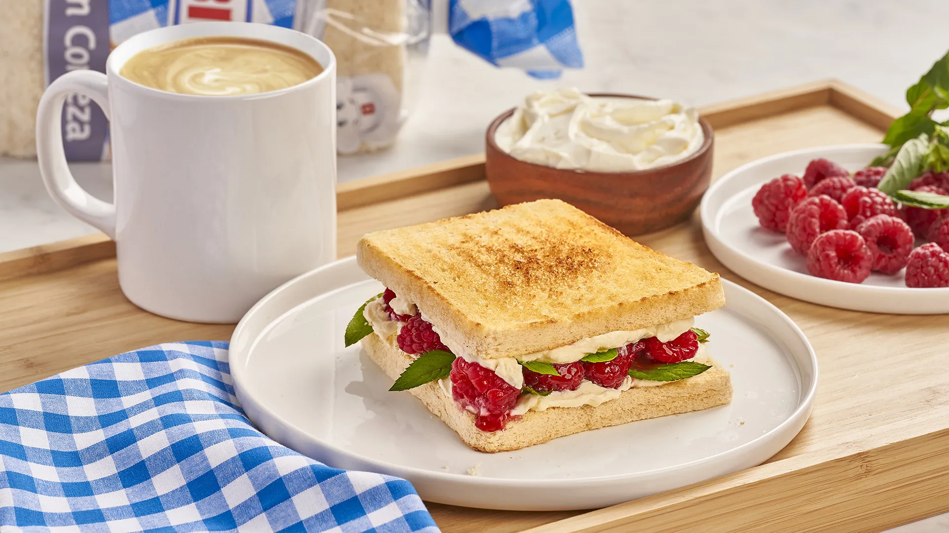 Sanduíche de queijo creme, framboesas e hortelã fresca