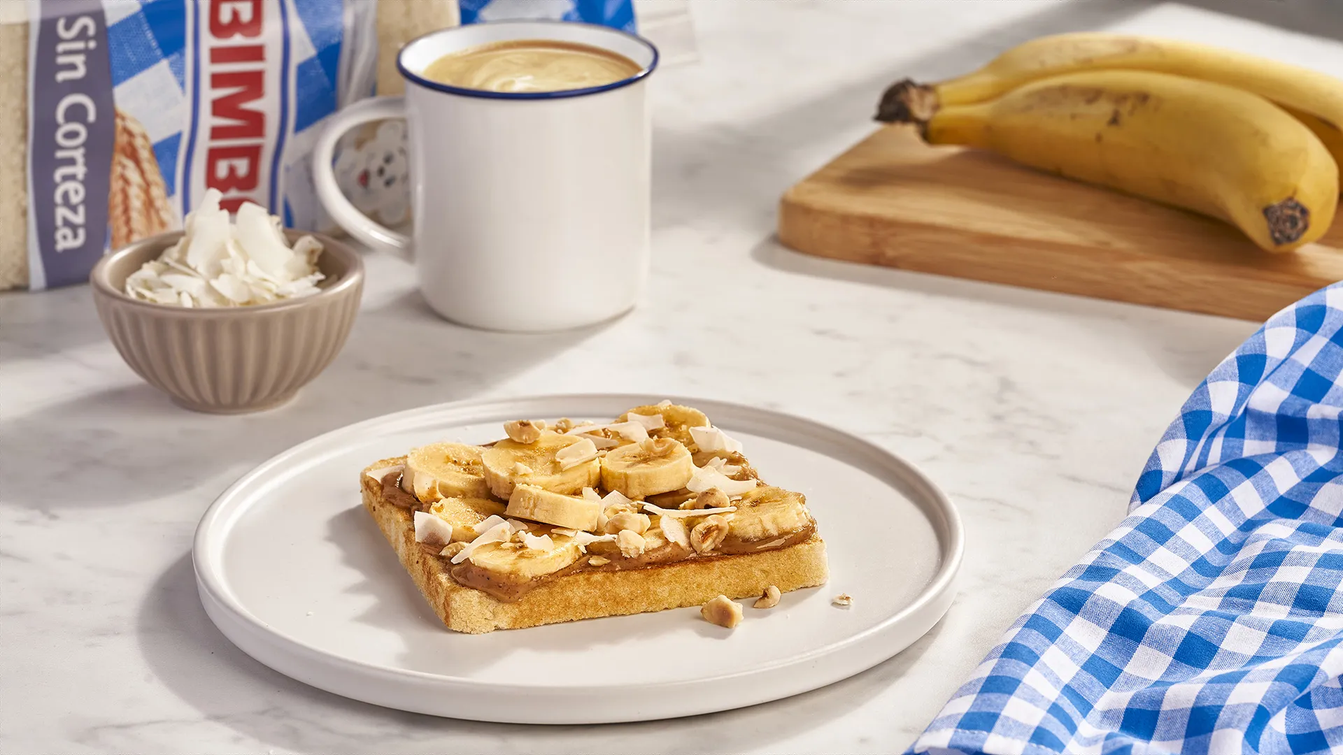 Sanduíche de creme de avelã com banana e lascas de coco