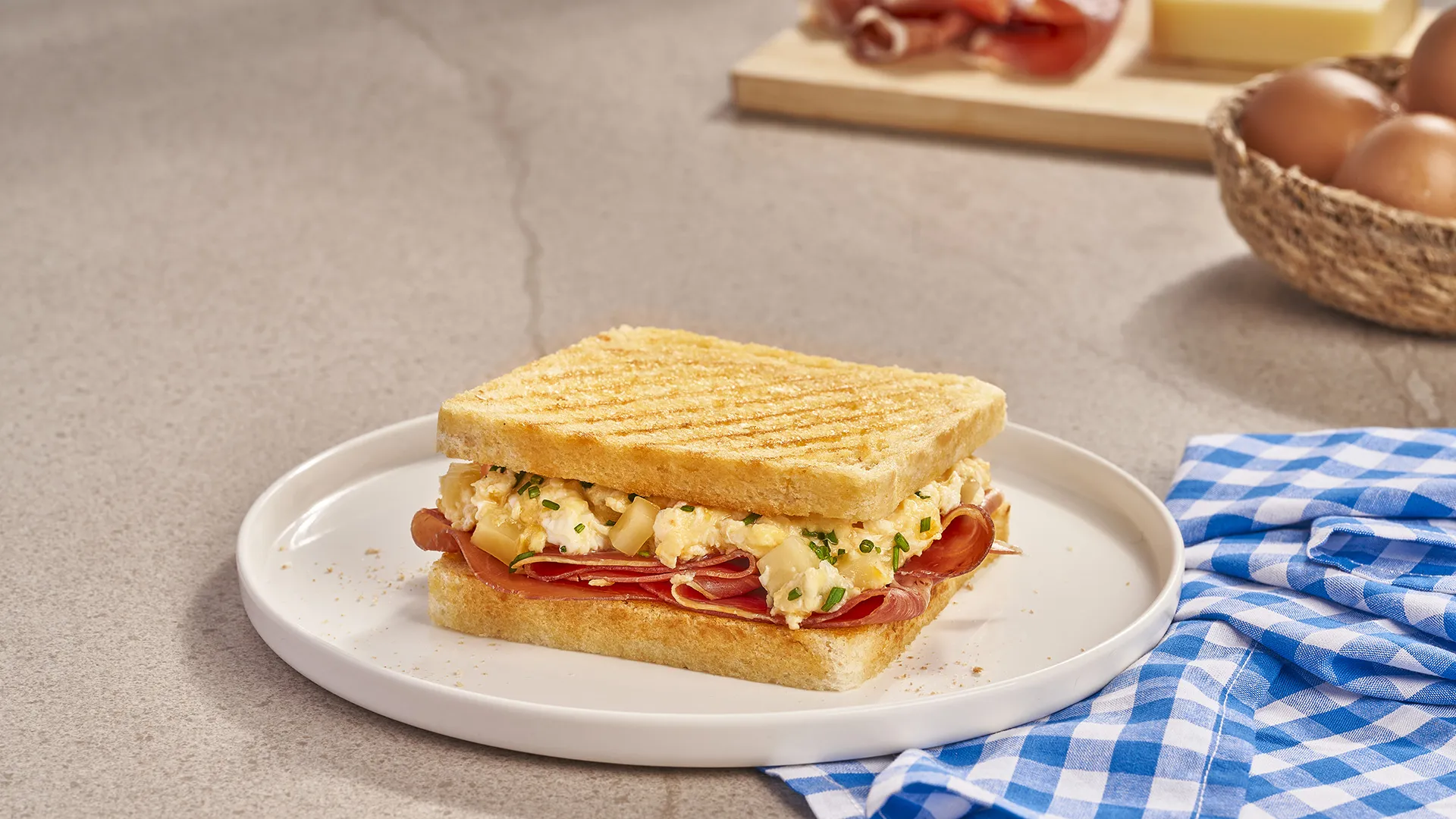 Sanduíche de ovo com presunto e queijo gruyère
