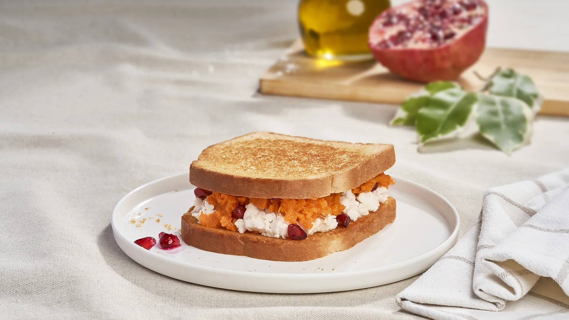Sanduíche de batata-doce assada com queijo vegan e romã