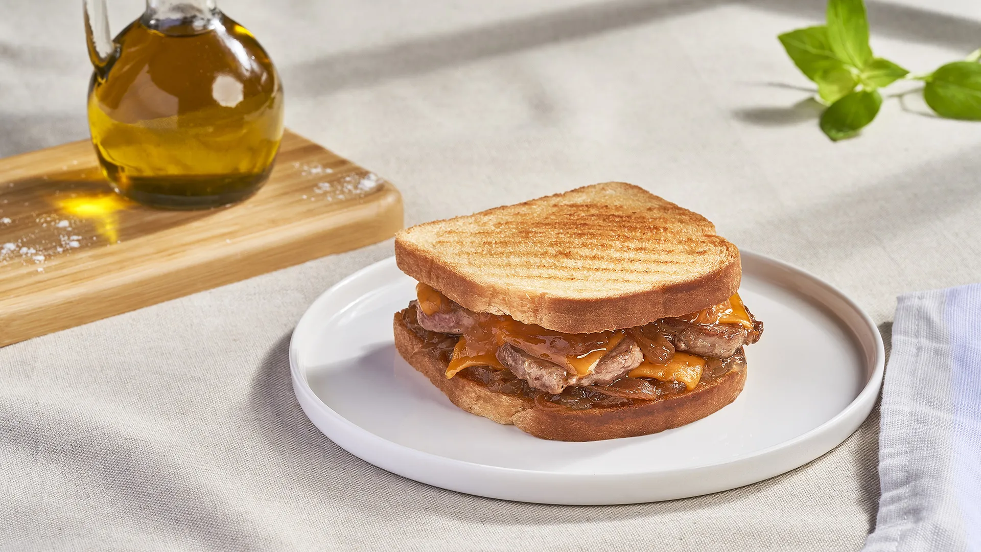 Sanduíche de lombo ibérico, queijo cheddar e cebola caramelizada