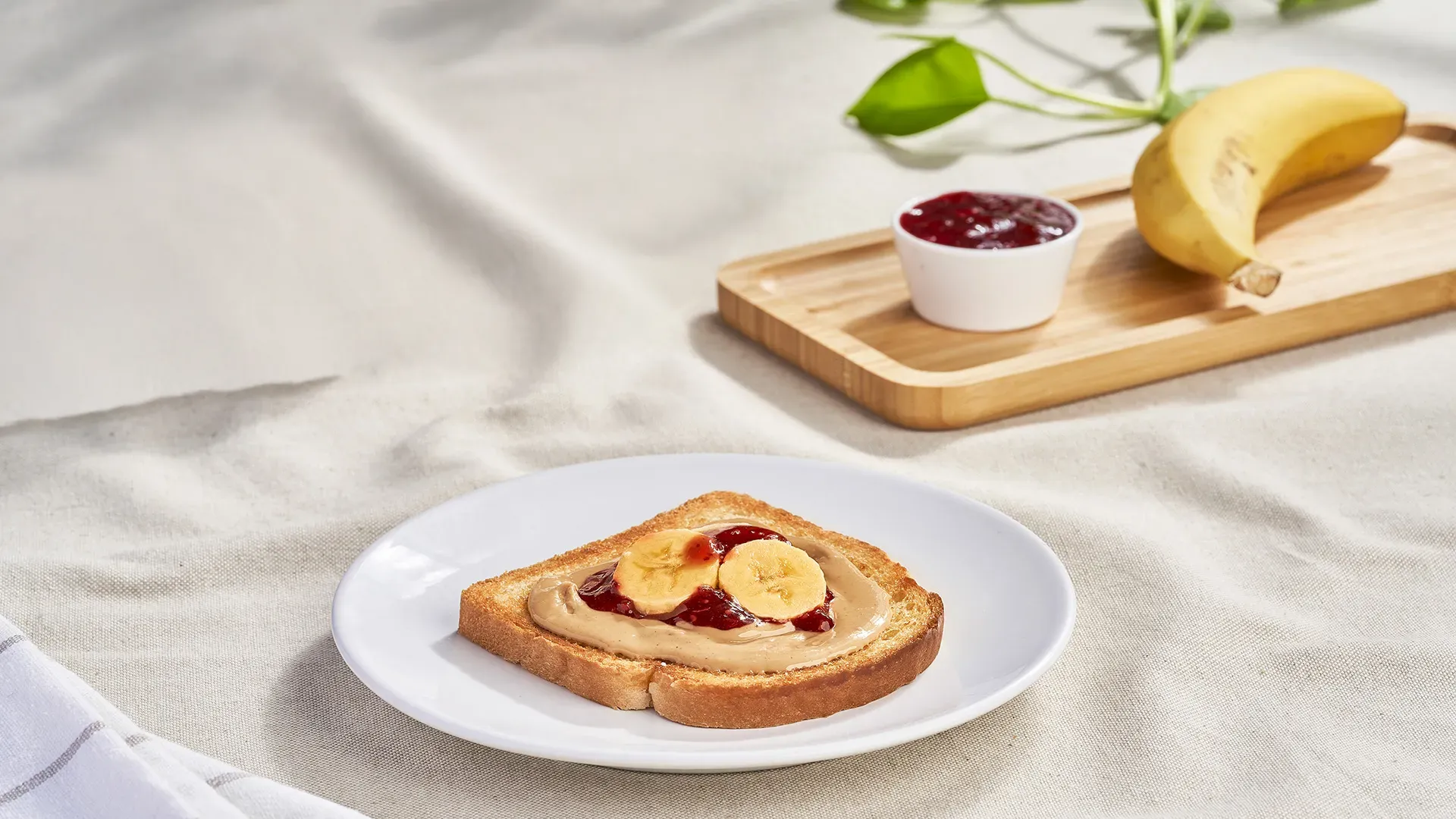 Sanduíche de manteiga de caju, banana e doce de framboesa