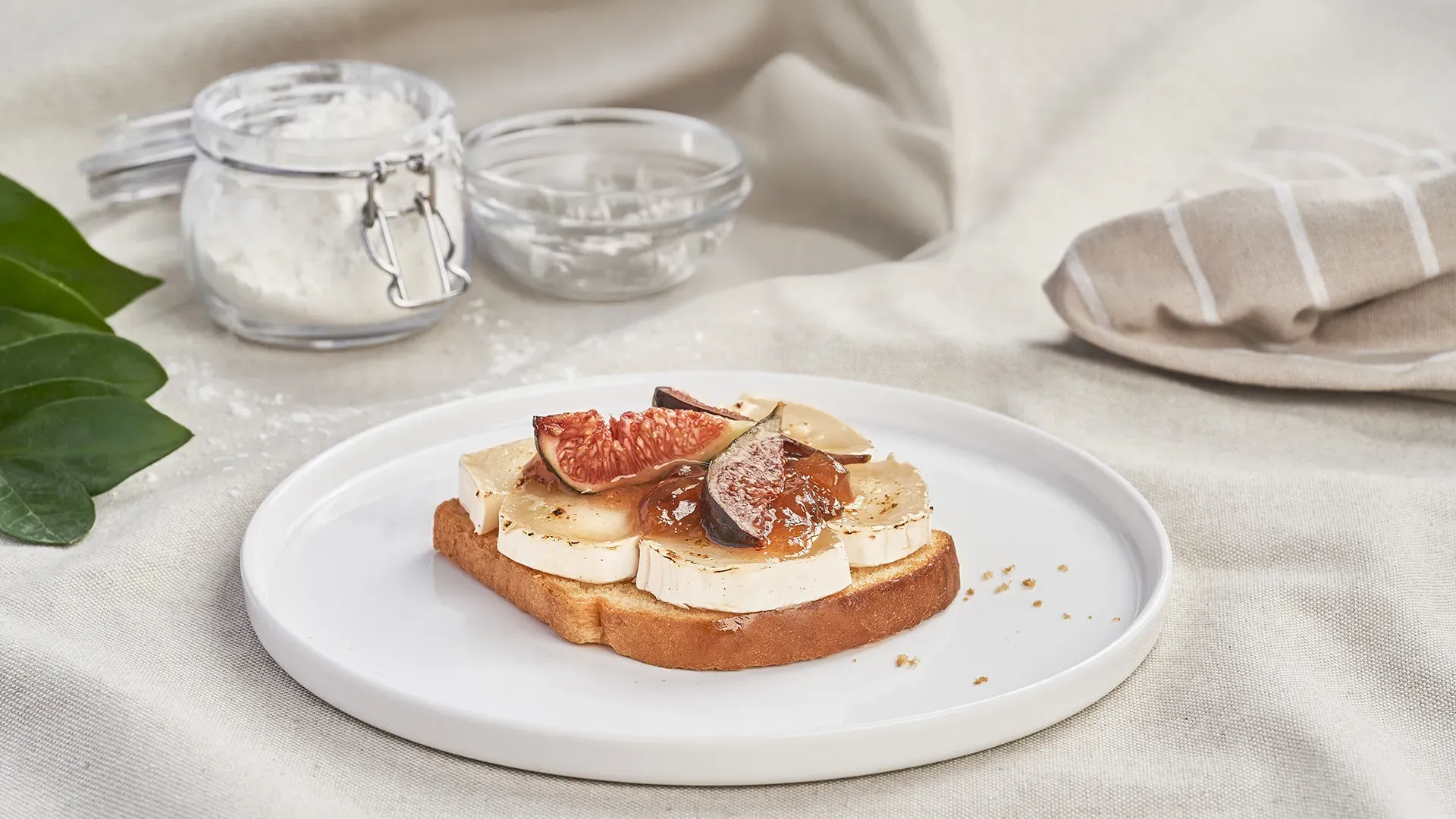 Tosta com medalhões de queijo de cabra e compota de figo