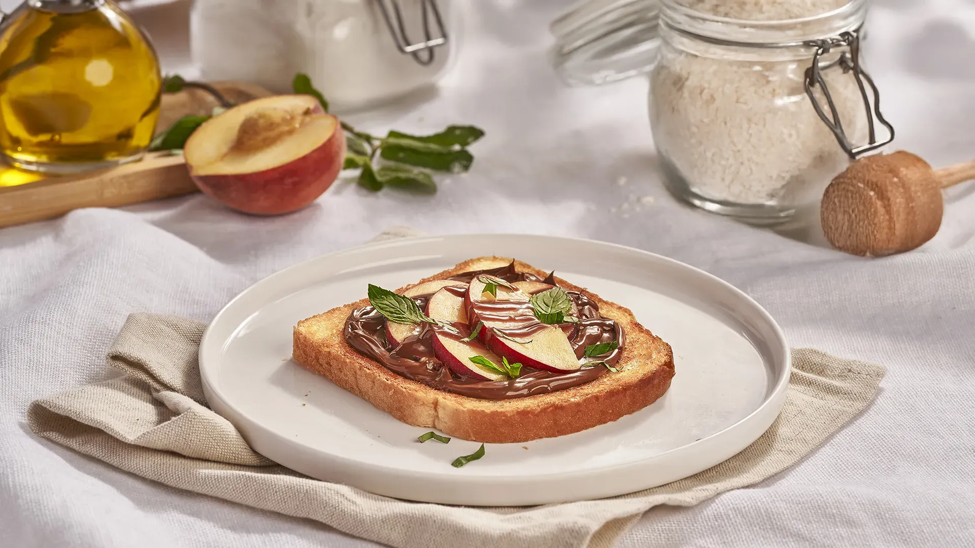 Tosta de chocolate derretido com fatias de pêssego e hortelã
