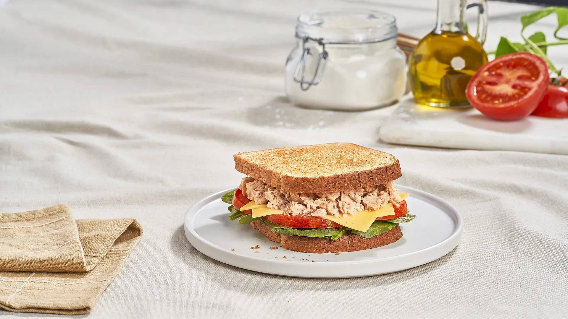 Sanduíche de atum, espinafres, tomate e queijo 
