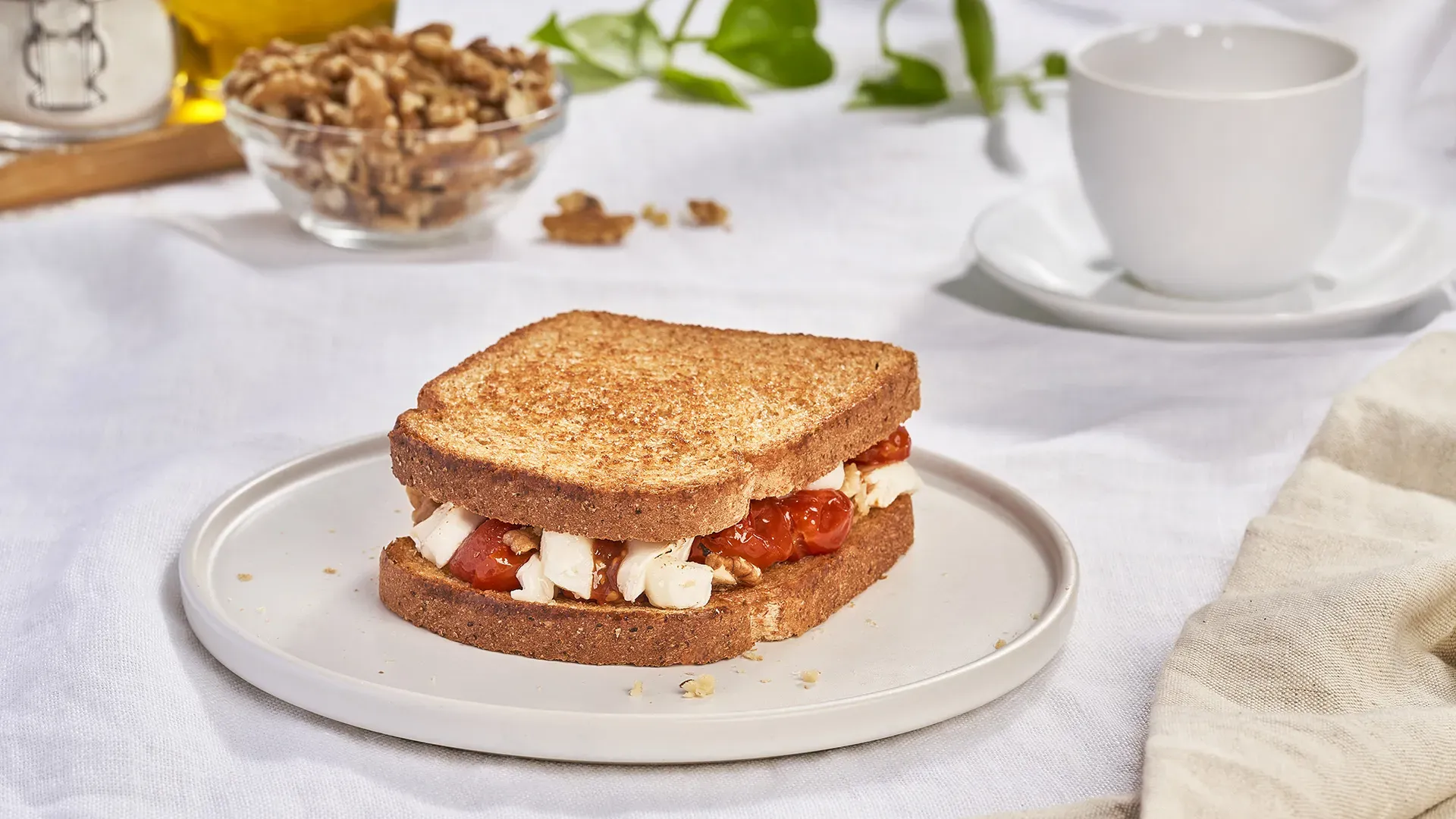Sanduíche de tomate cereja assado com queijo de cabra e nozes