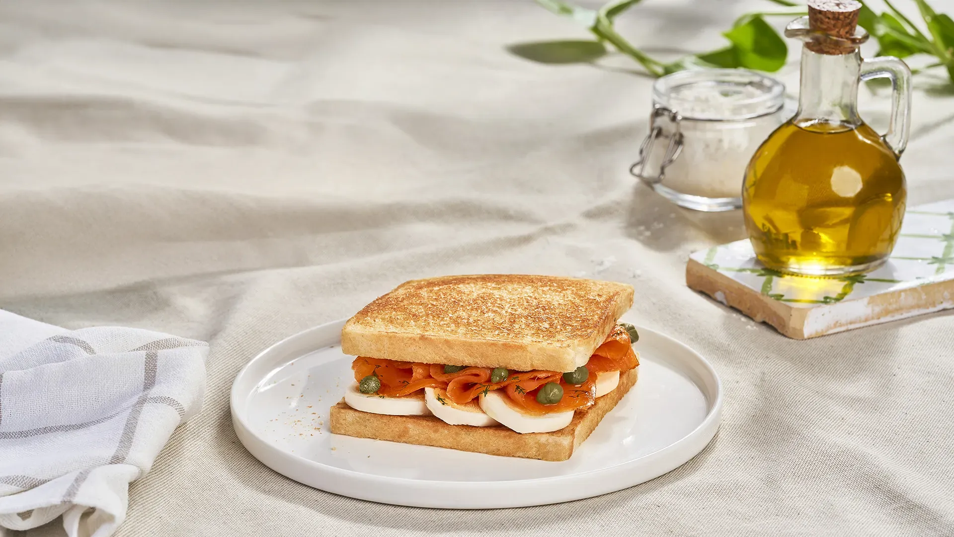 Sanduíche de salmão fumado, ovo cozido e alcaparras com vinagrete de endro