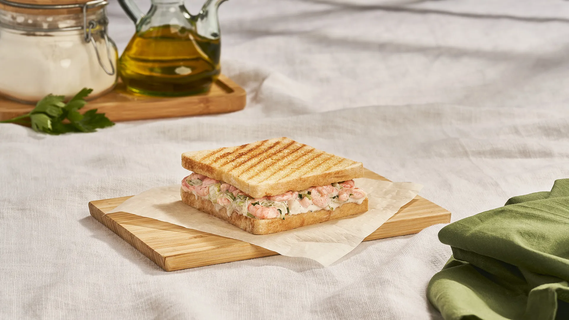 Sanduíche de salada de camarão com molho tártaro