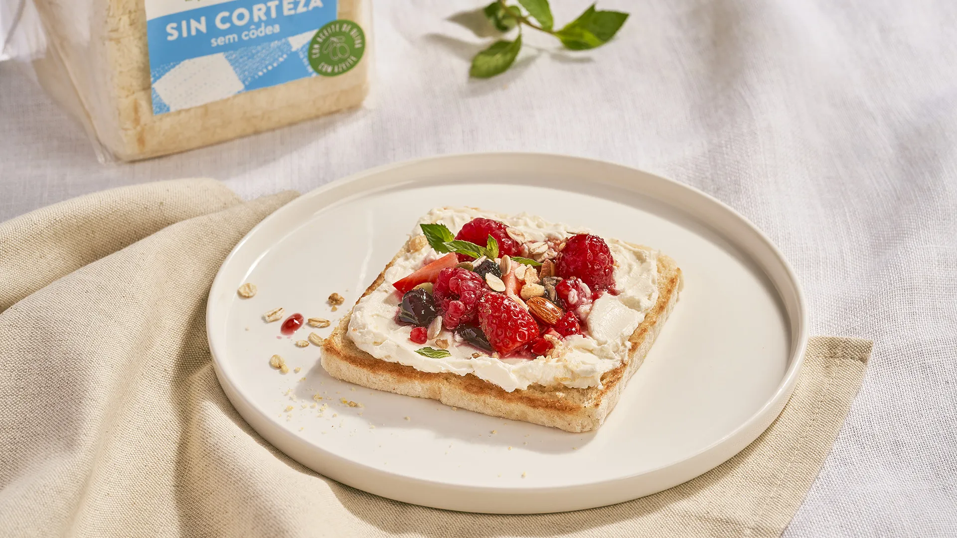 Tosta com queijo creme, compota de frutos vermelhos e granola
