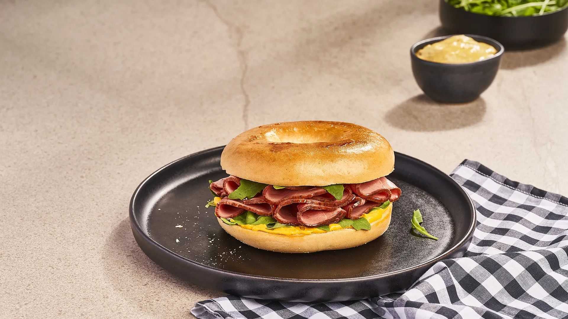 Bagel de carne assada com rúcula e mostarda doce