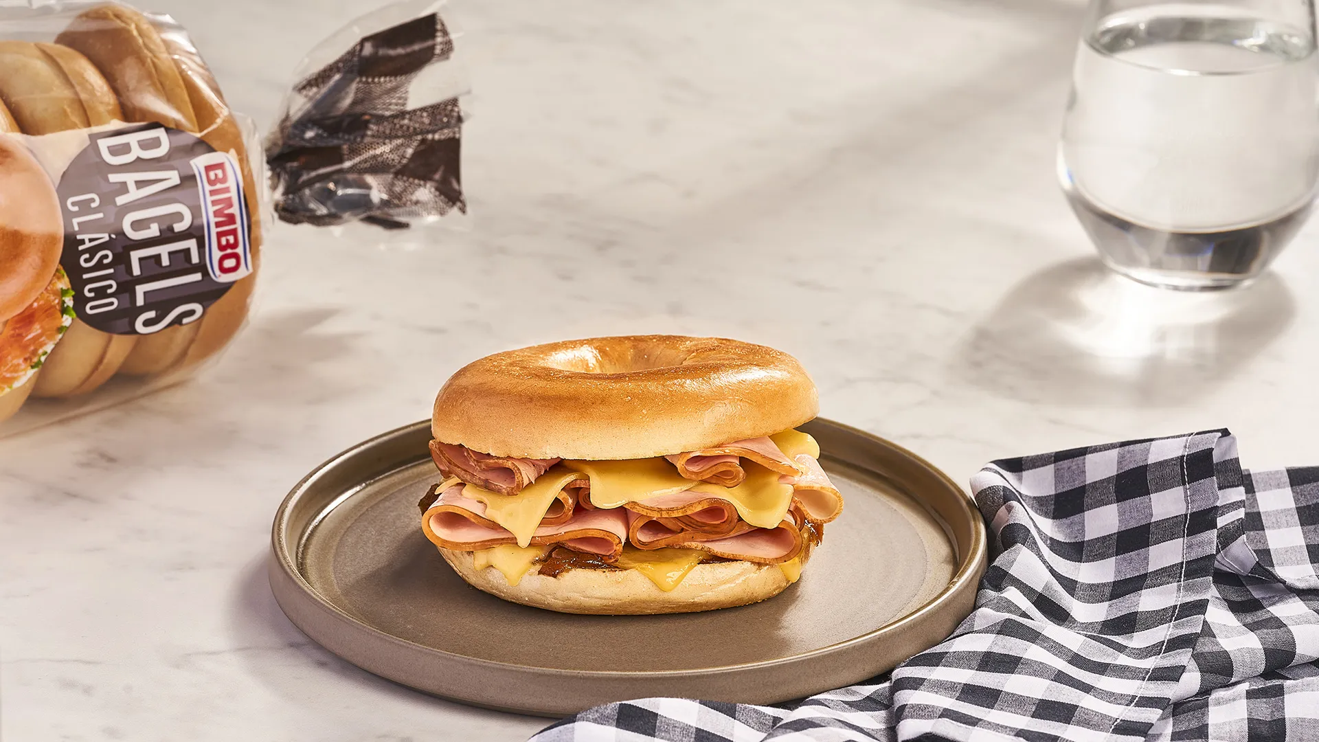 Bagel com peru, queijo emmental e cebola caramelizada
