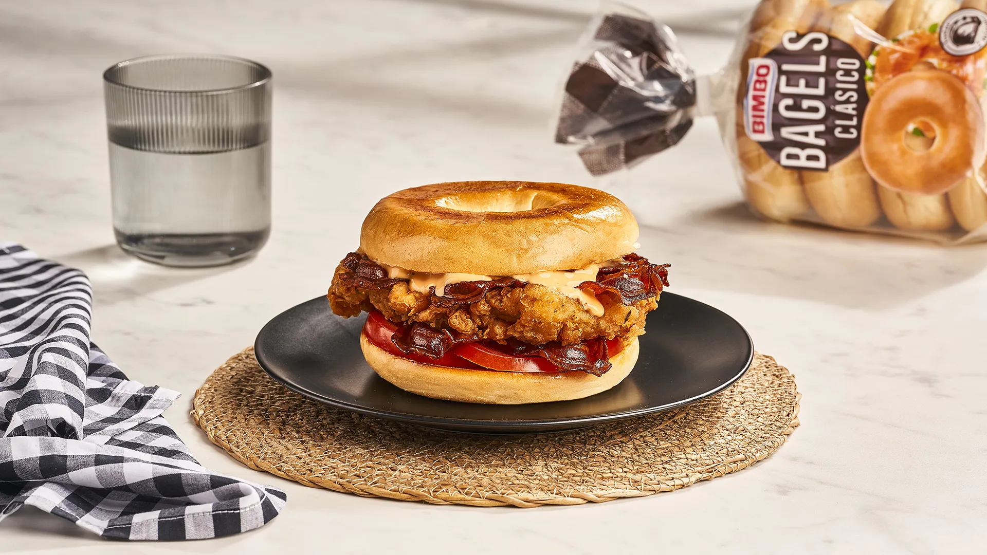 Bagel de frango e bacon estaladiço com tomate e chipotle