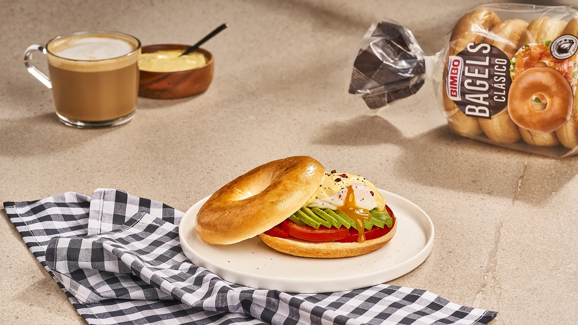 Bagel de abacate, tomate e ovo escalfado com molho holandês