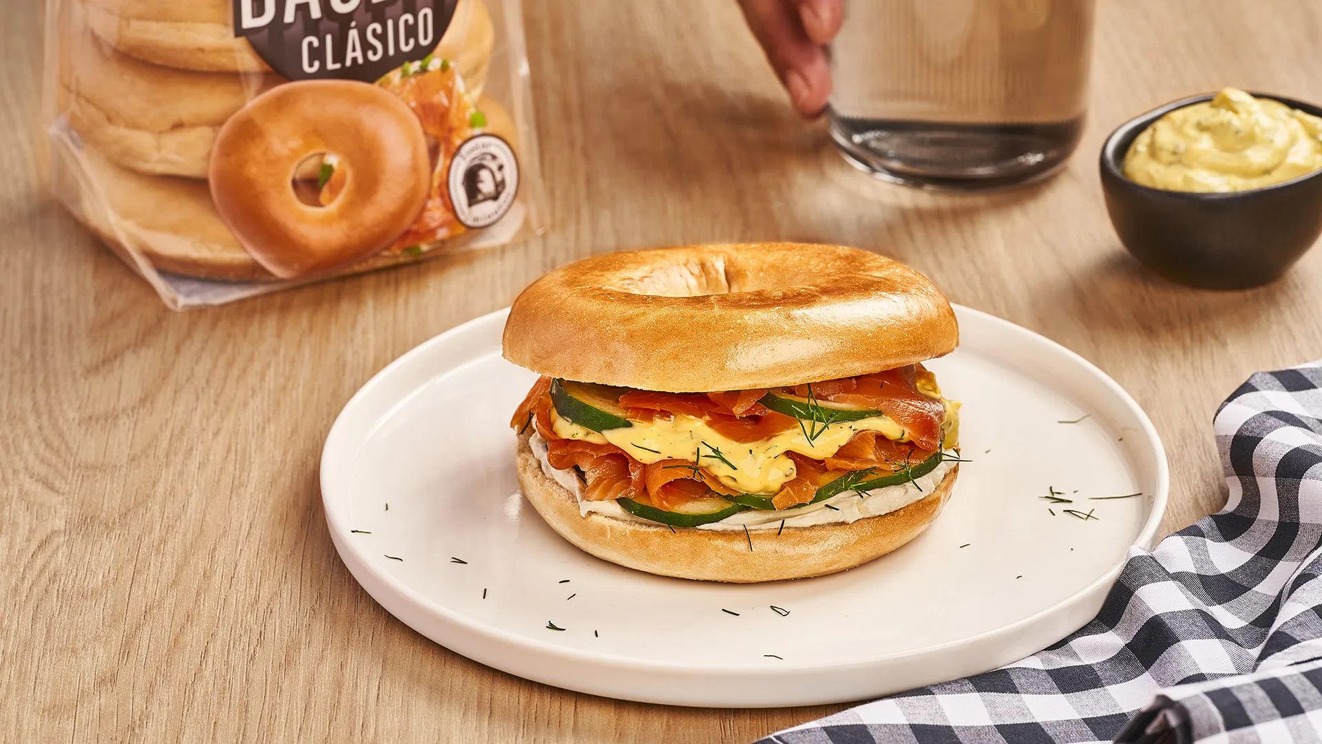 Bagel com salmão fumado, queijo creme, pepino e molho de endro