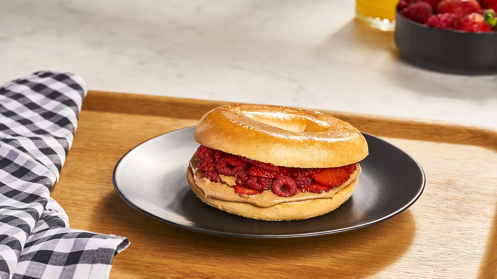 Bagel com creme de avelã, morangos e framboesas
