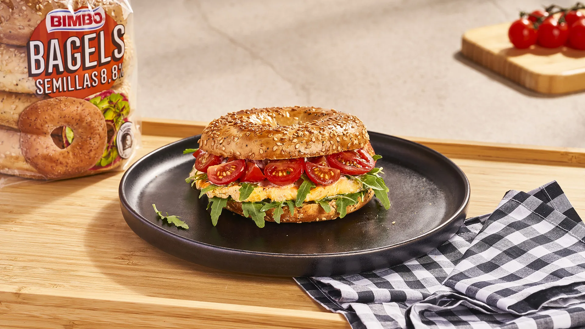 Bagel de omelete, rúcula e tomate cereja com molho de iogurte