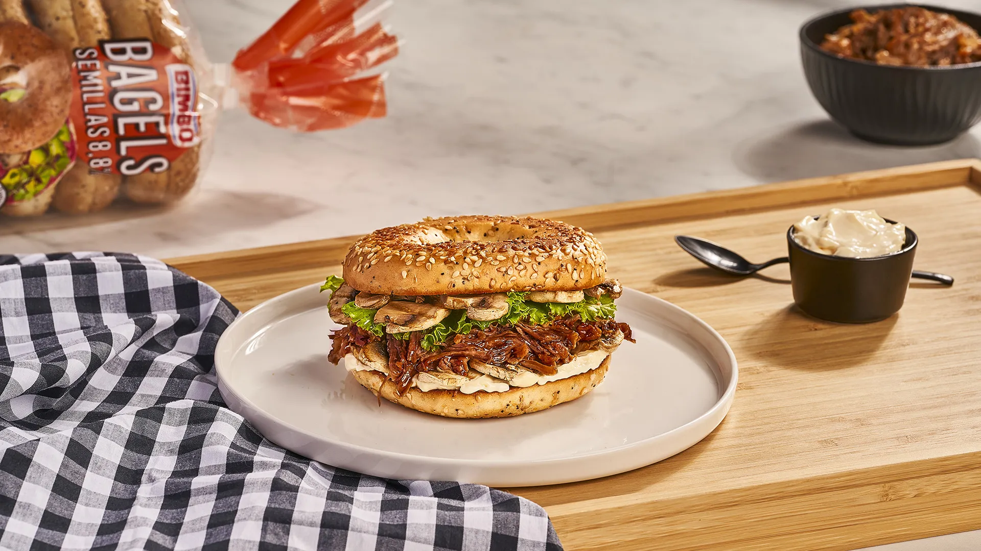 Bagel de carne de porco desfiada, cogumelos e maionese