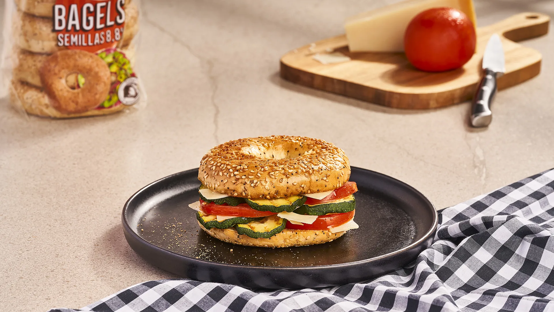 Bagel de curgete grelhada, tomate, queijo parmesão e vinagrete