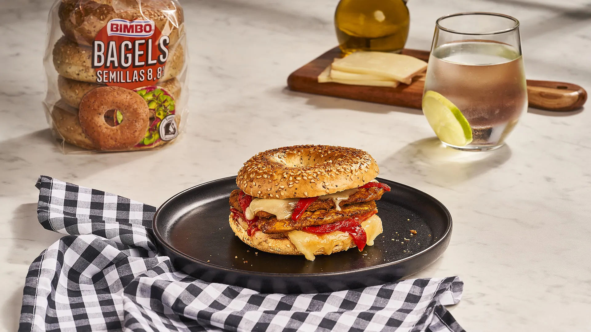 Bagel de frango marinado com pimentos assados e queijo raclette