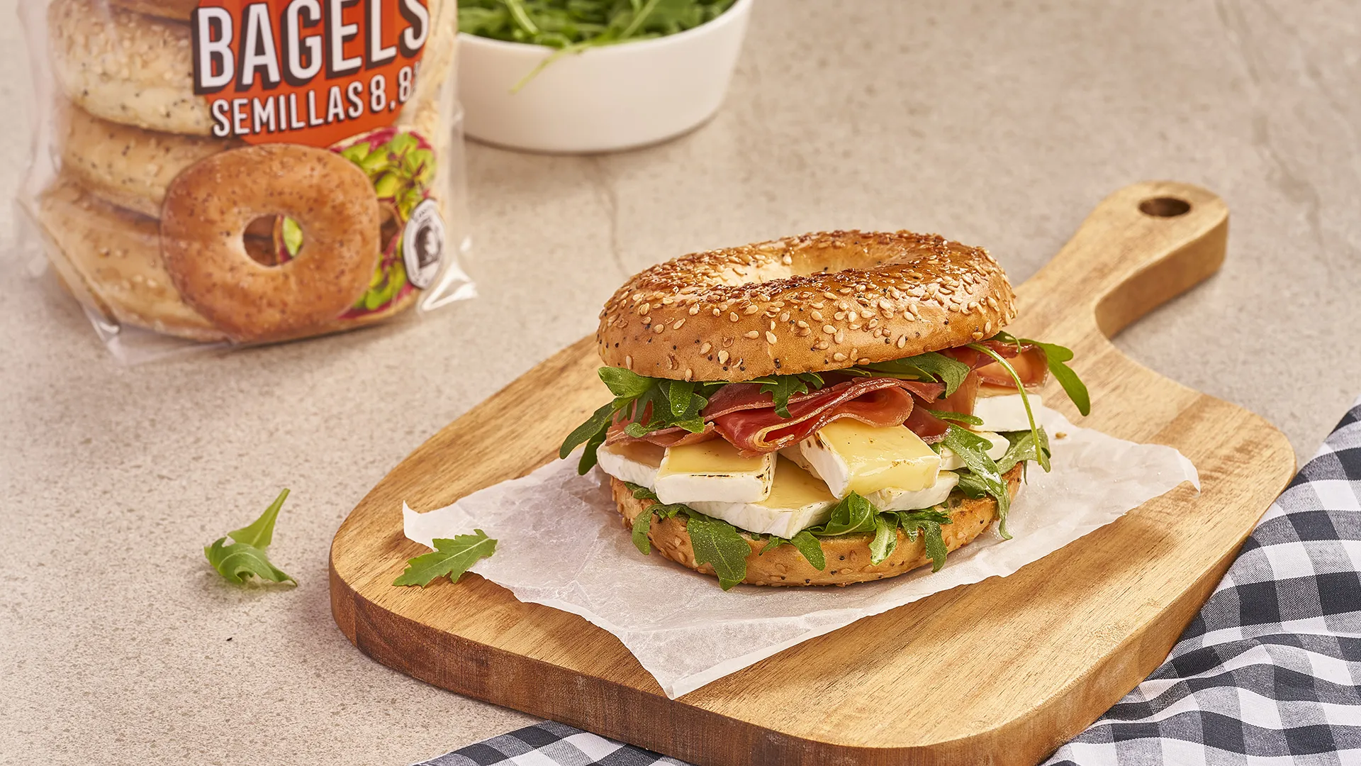 Bagel de presunto serrano, queijo brie e rúcula