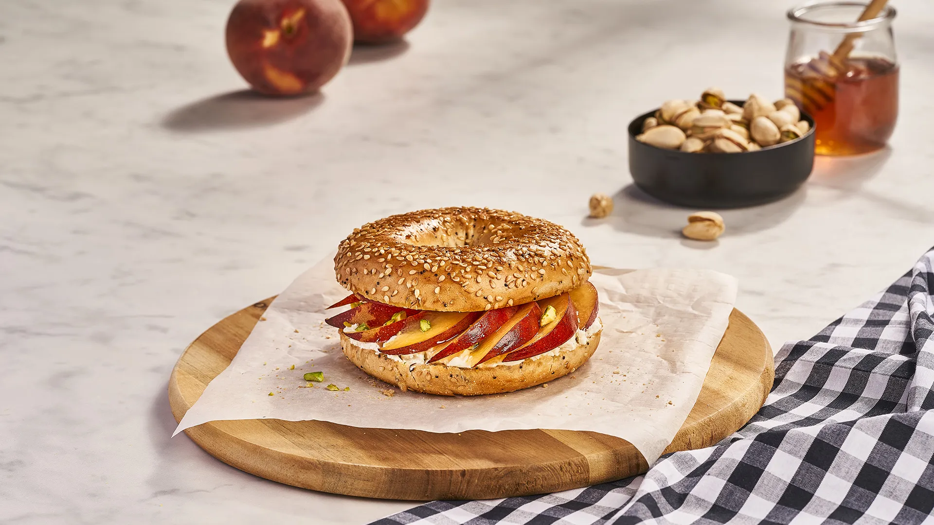 Bagel com mascarpone, pêssego, pistácios e mel