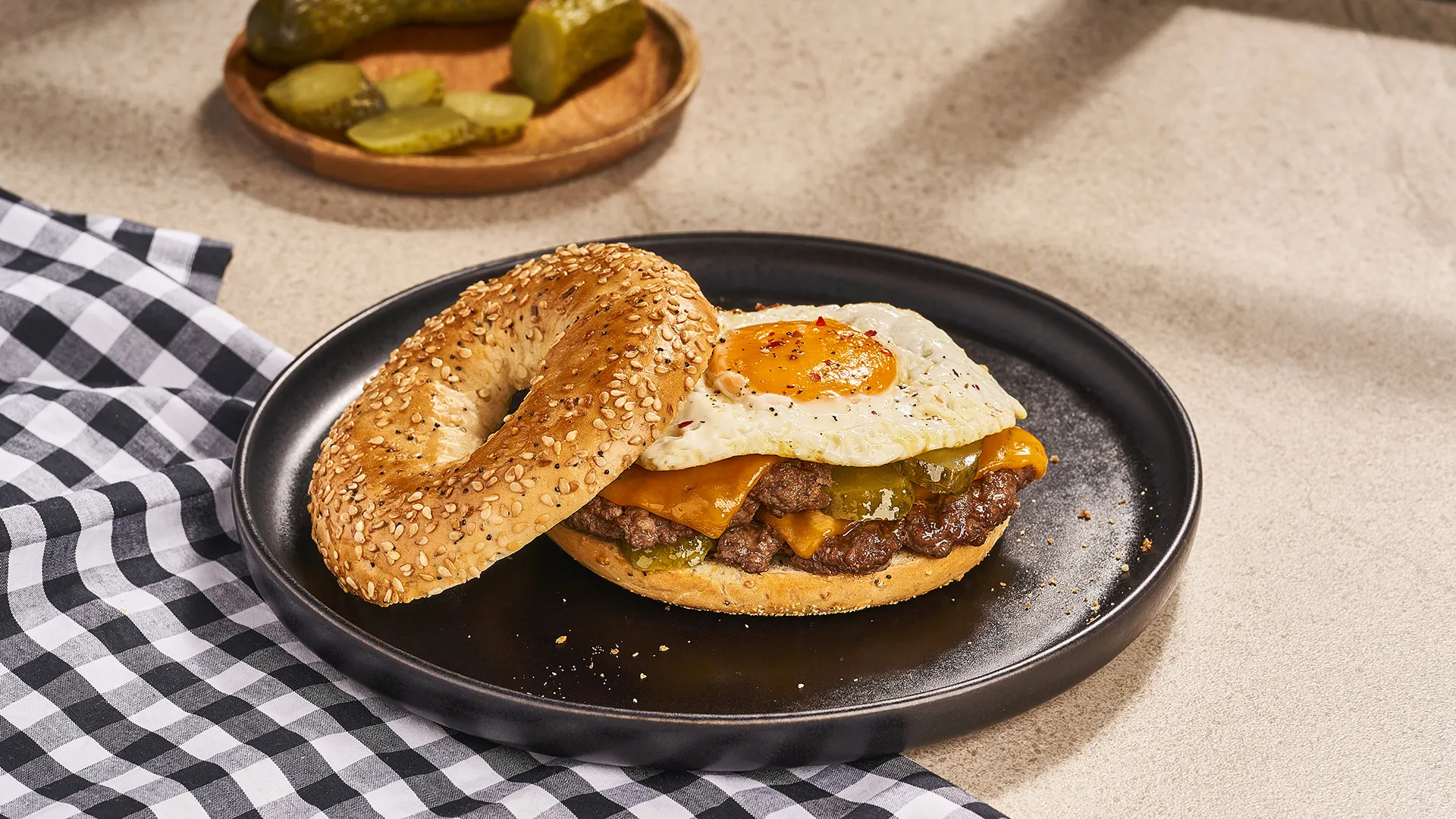 Bagel de smashburger, com queijo cheddar e ovo