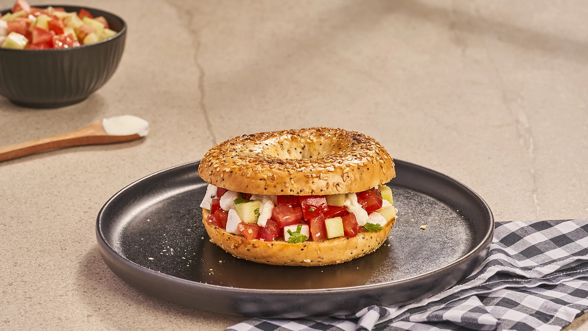 Bagel de tomate, queijo feta e coentros com molho de iogurte