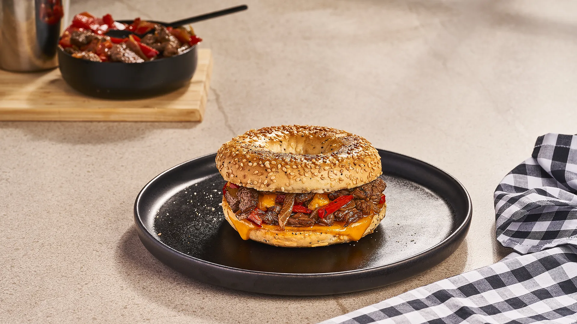 Bagel de bife do lombo com queijo provolone