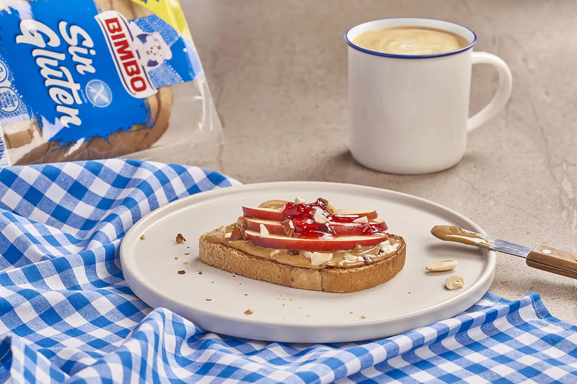 Tosta com manteiga de amêndoa, doce de morango e fatias de maçã