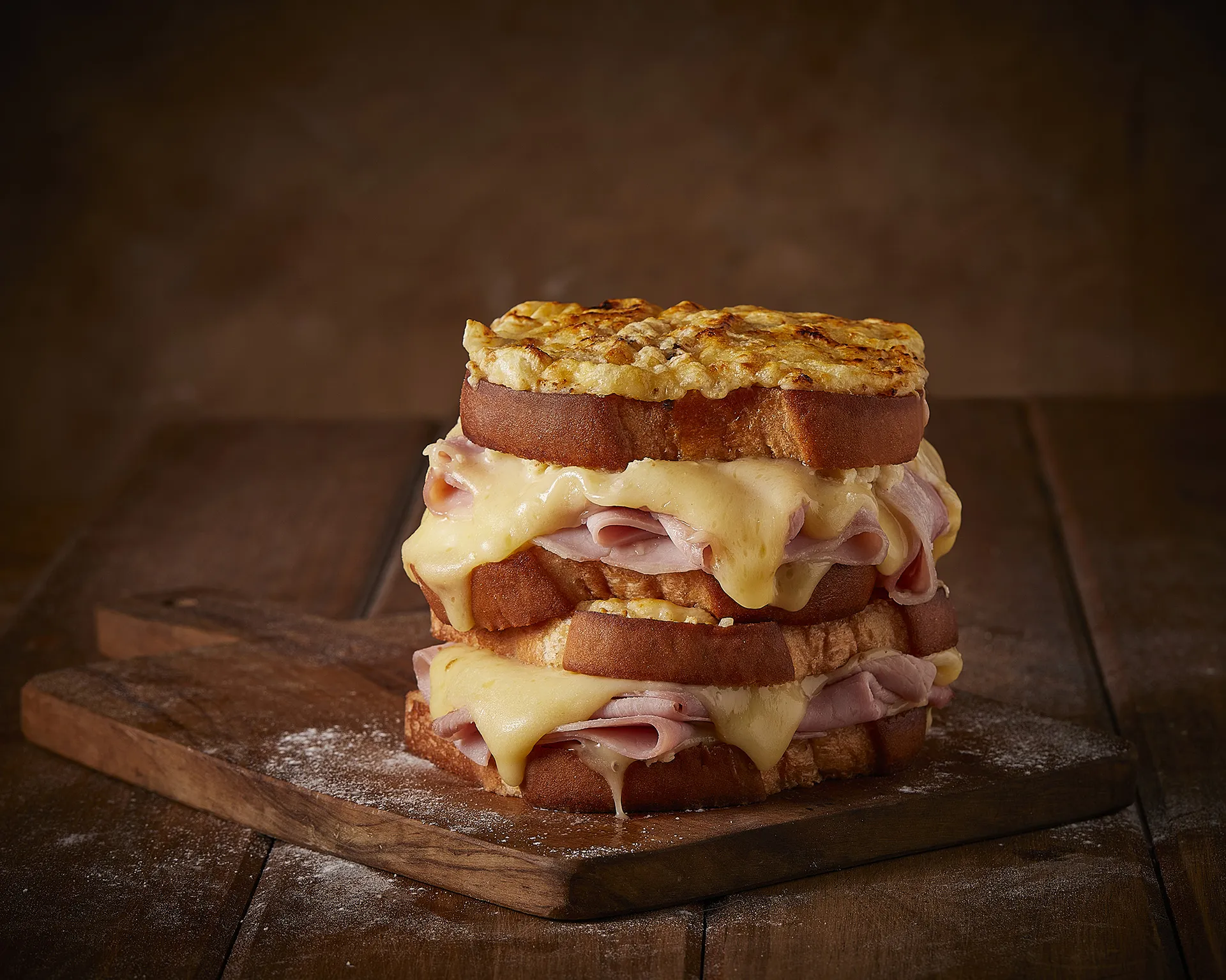 Sanduíche de fiambre e queijo derretido