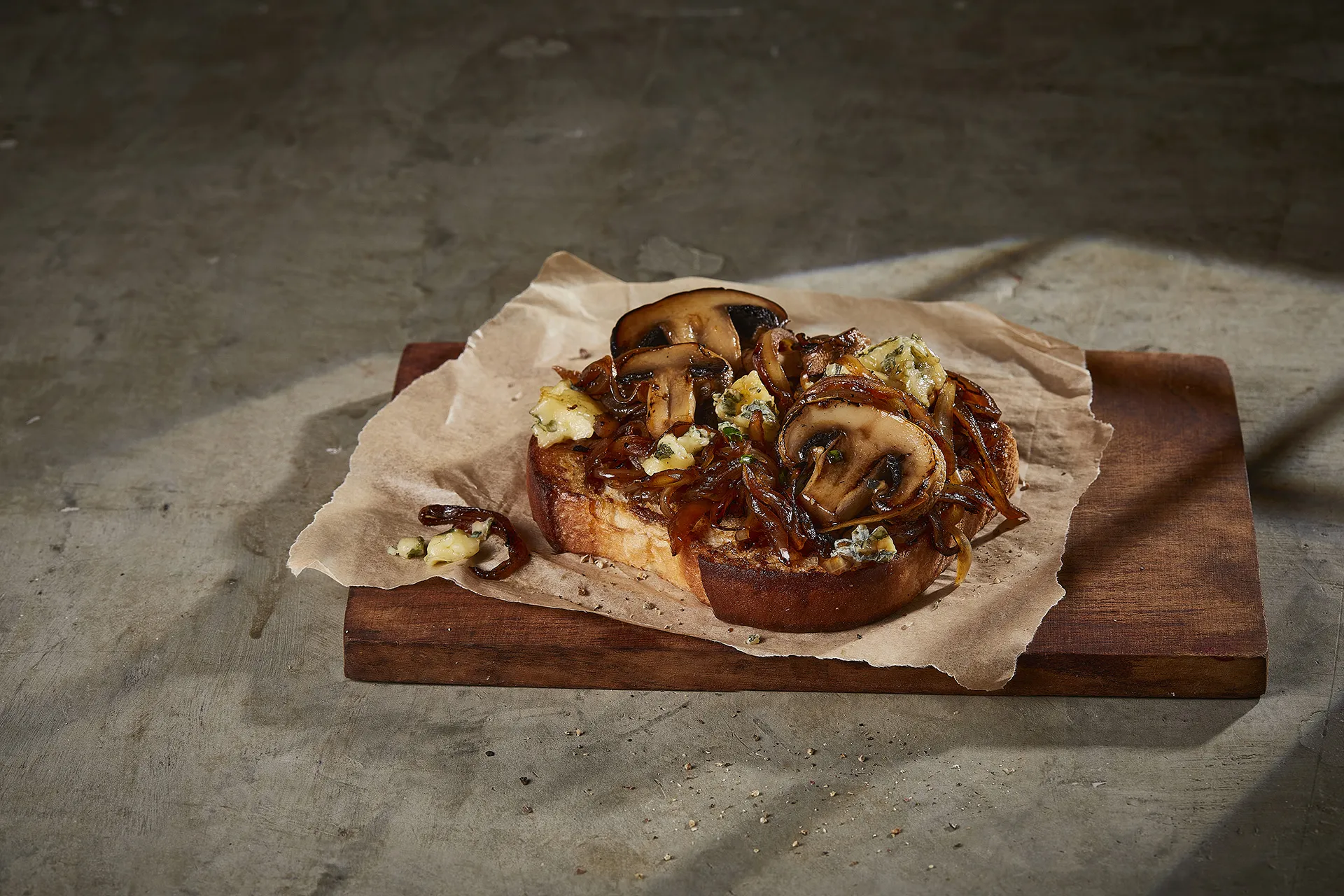 Bruschetta de cogumelos, cebola caramelizada e queijo azul