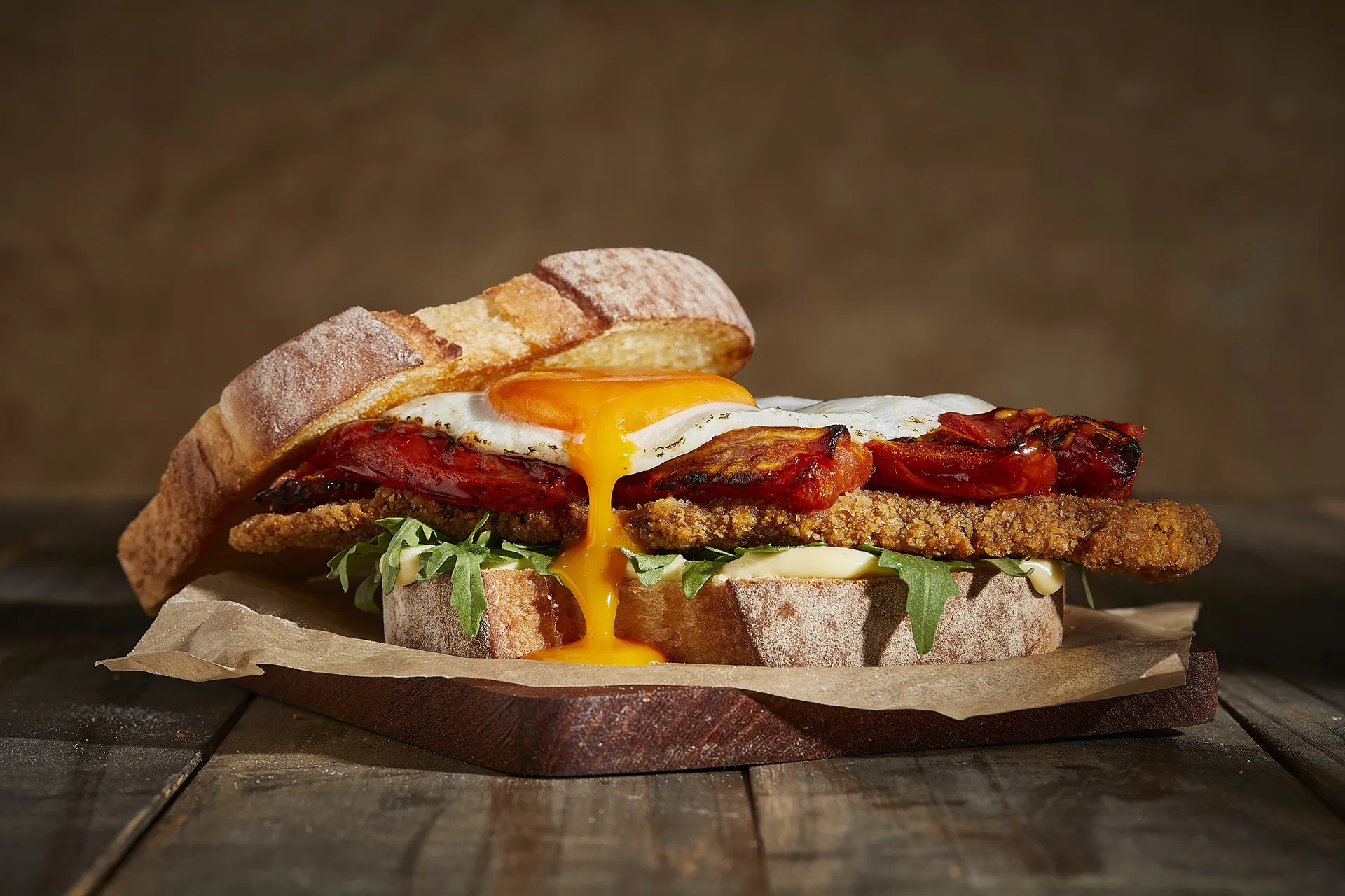 Sanduíche milanesa com ovo estrelado à moda argentina