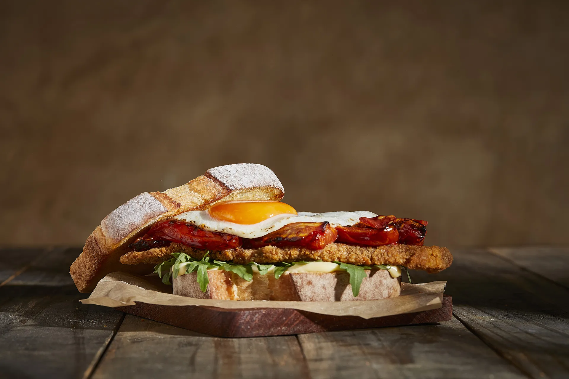 Sanduíche milanesa com ovo estrelado à moda argentina