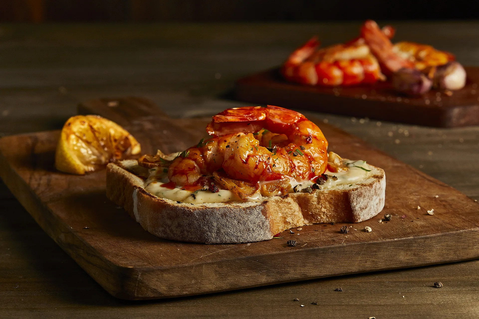Bruschetta de camarão com molho de limão