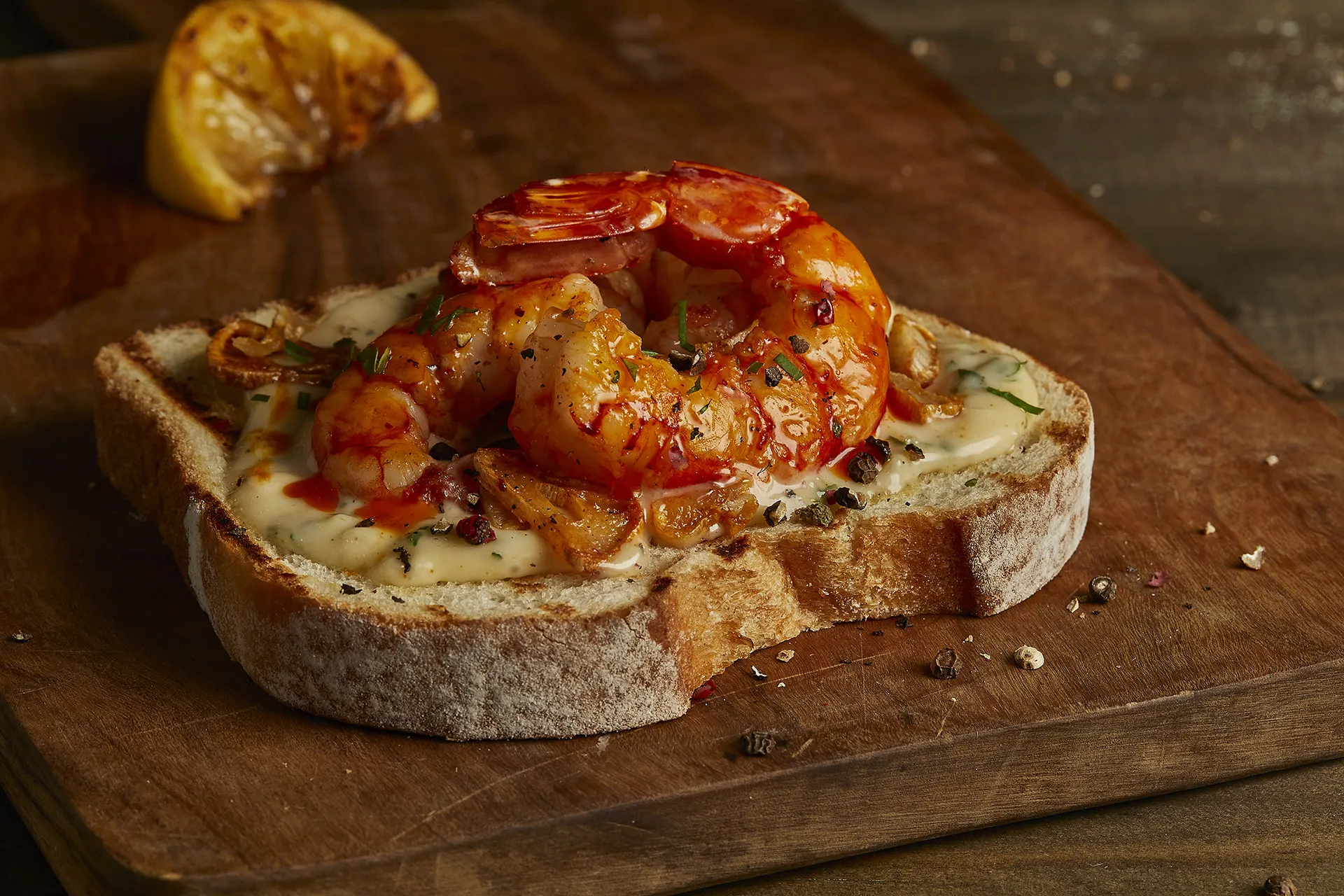 Bruschetta de camarão com molho de limão