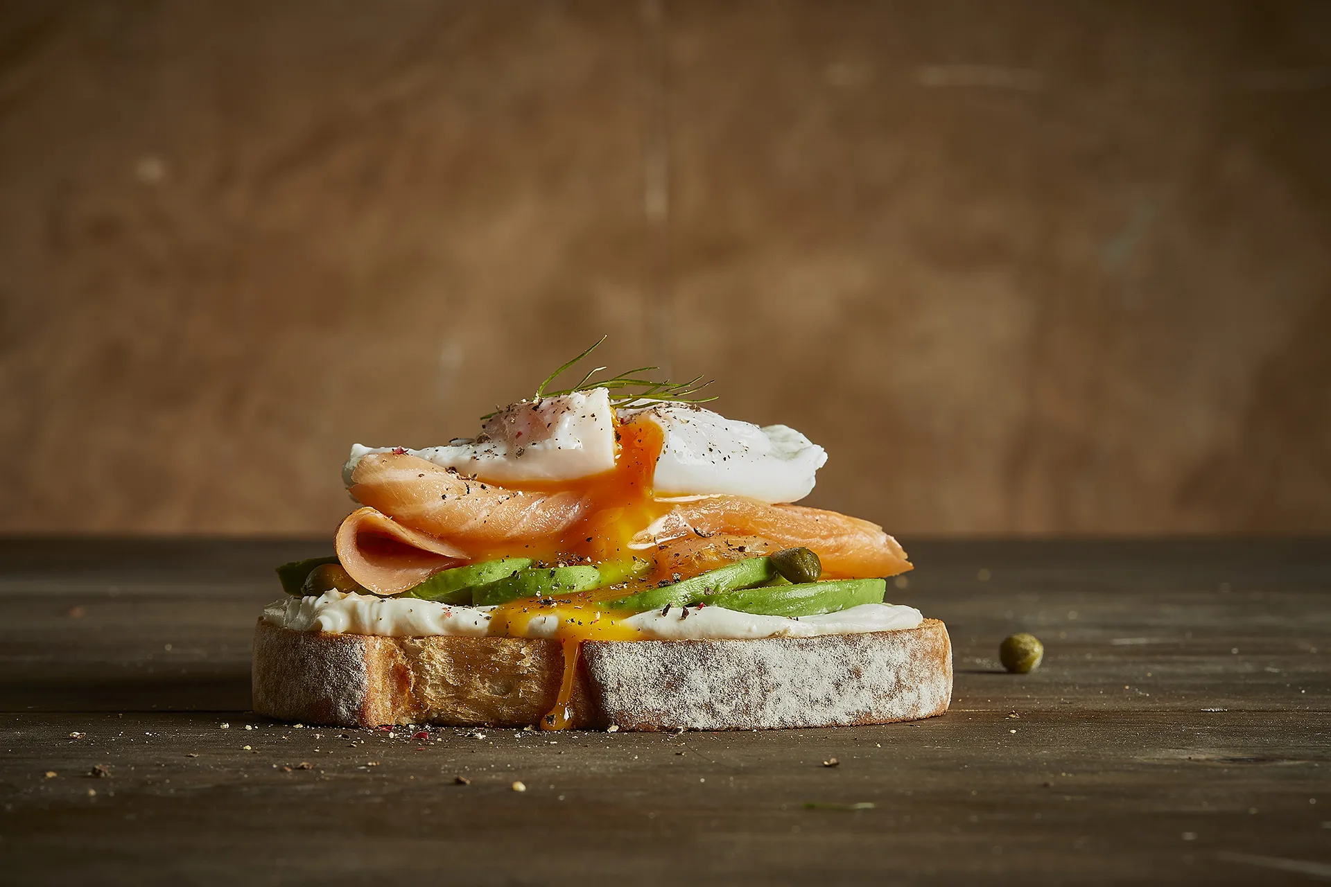 Tosta de salmão fumado com queijo creme, abacate e ovo escalfado