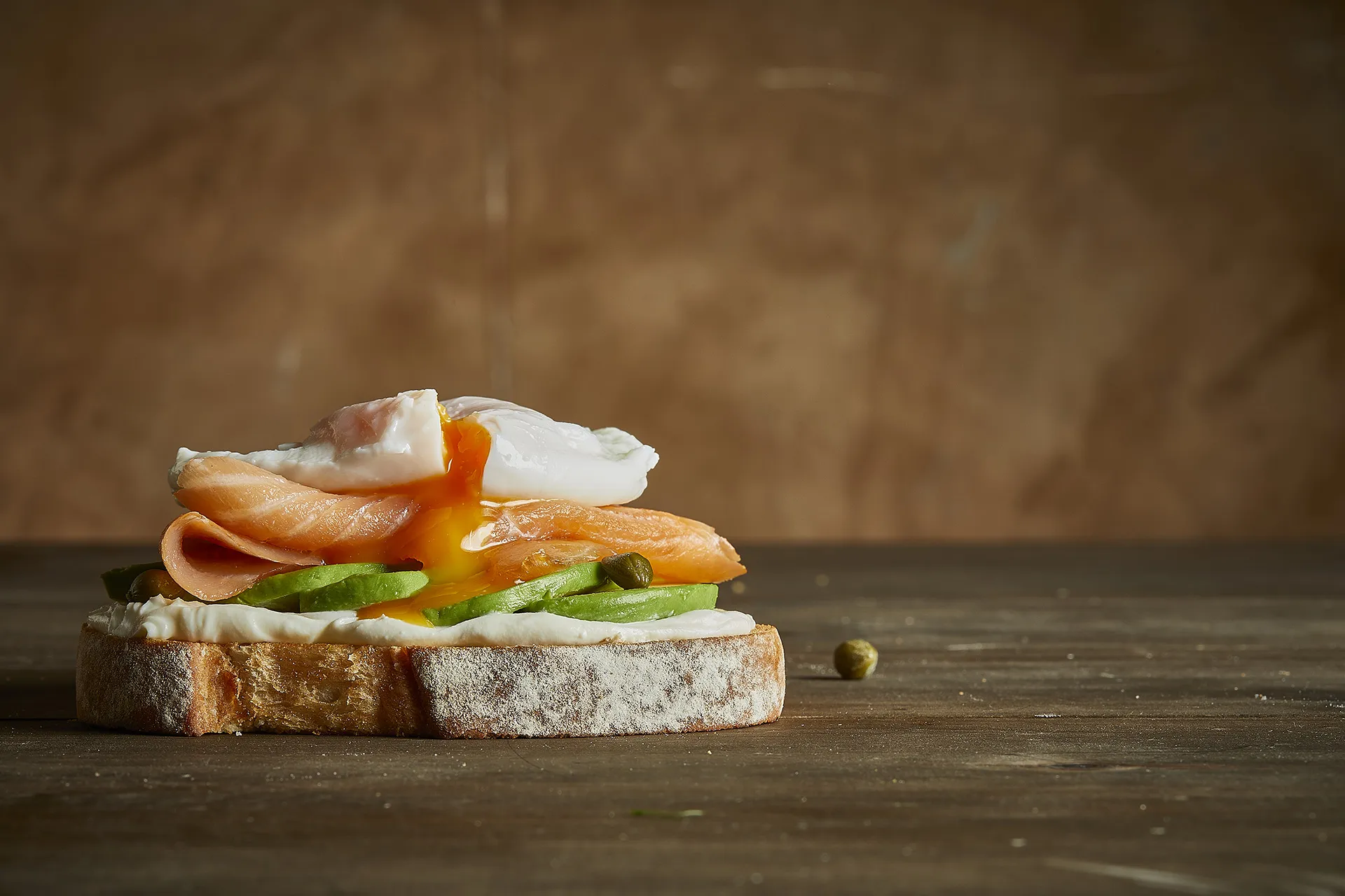 Tosta de salmão fumado com queijo creme, abacate e ovo escalfado
