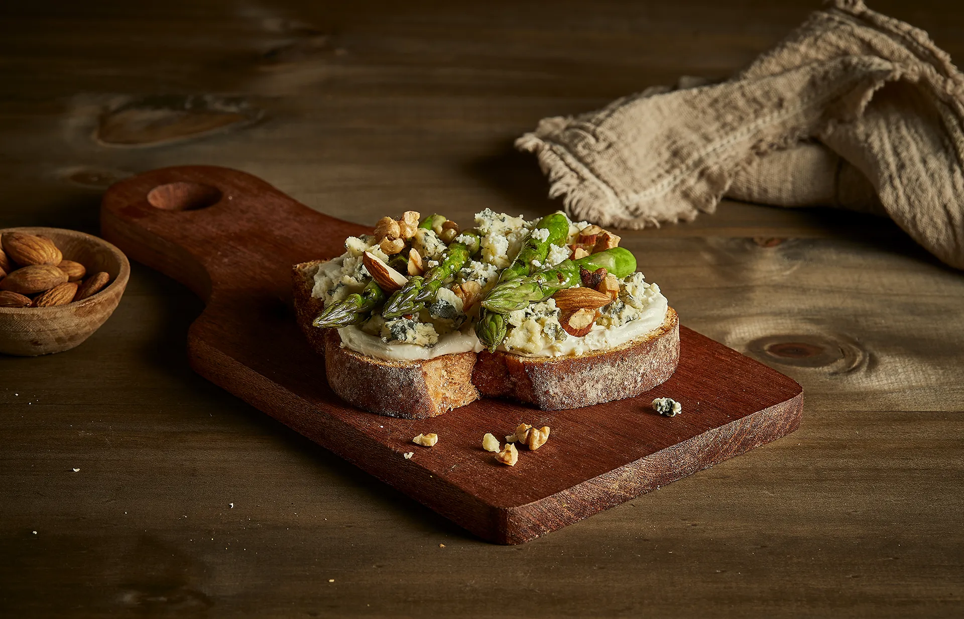 Tosta de queijo azul com espargos e nozes