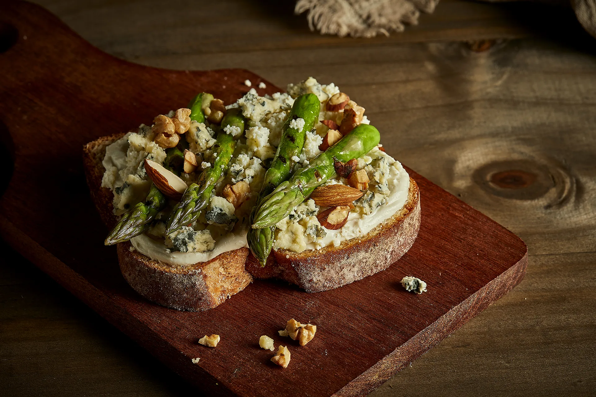 Tosta de queijo azul com espargos e nozes