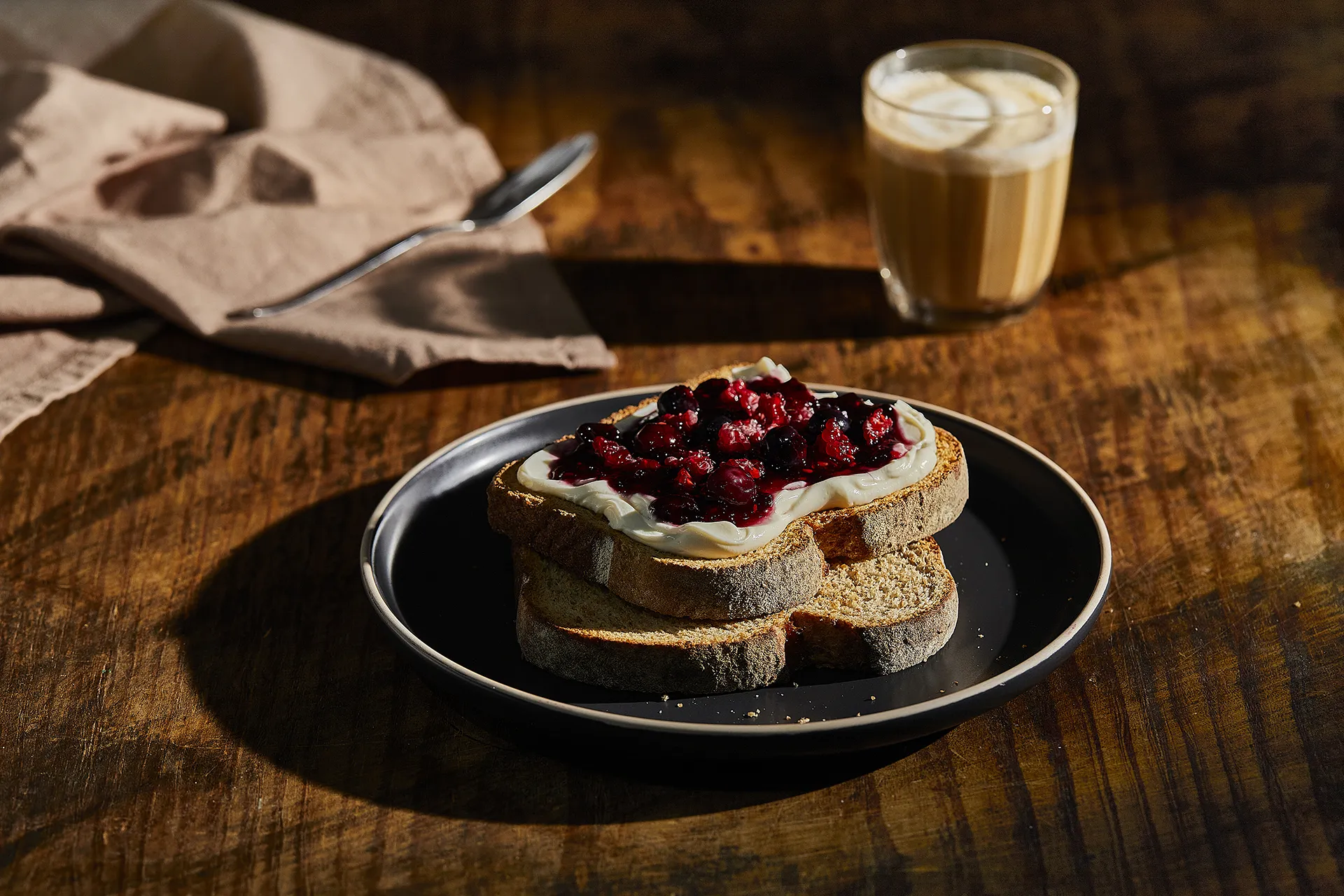 Tosta de queijo creme e doce de frutos vermelhos
