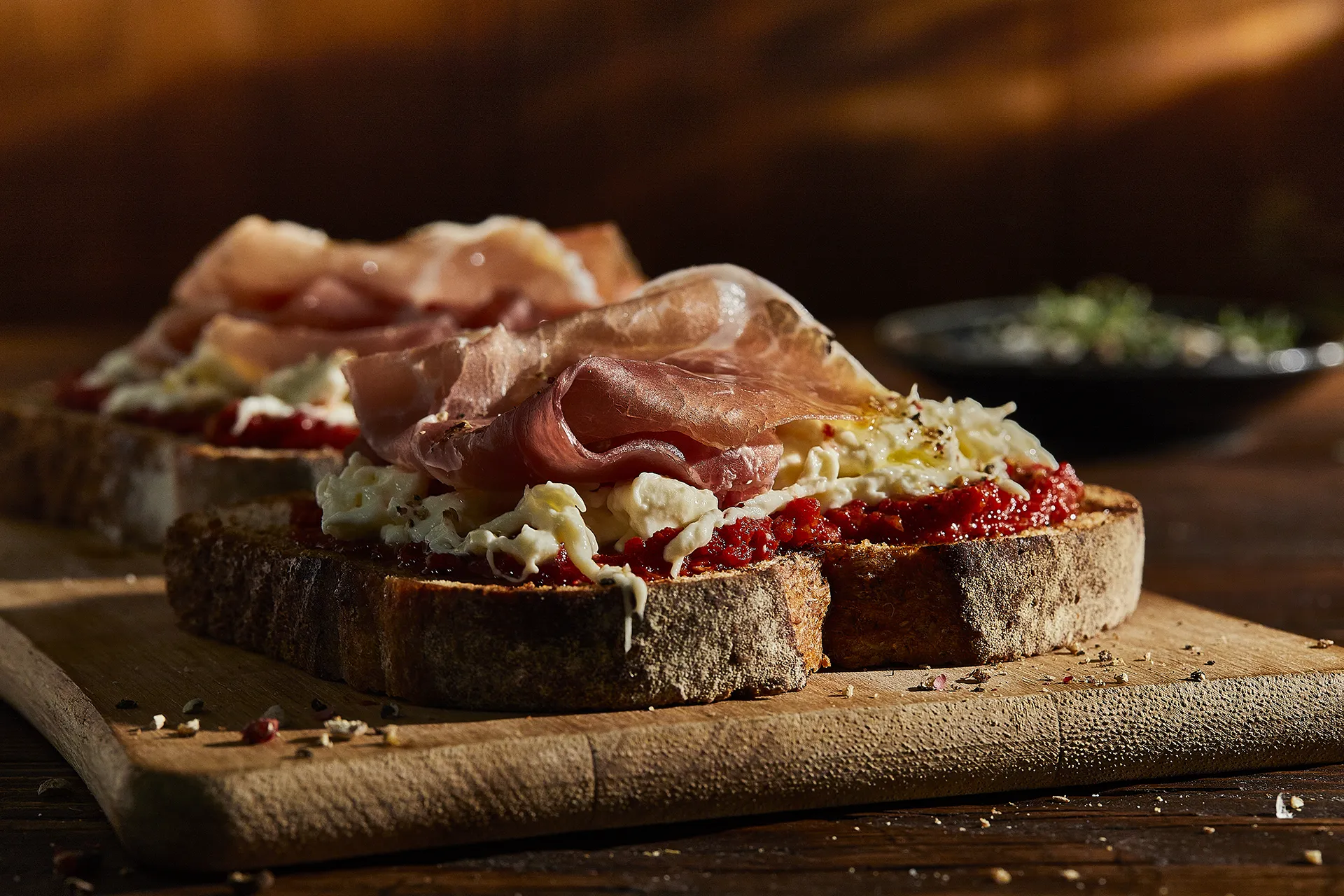 Tosta de presunto ibérico com queijo stracciatella e pasta de tomate seco