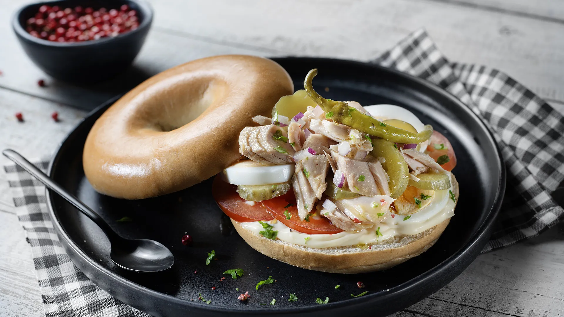Bagel de atum, tomate, ovo e pickles