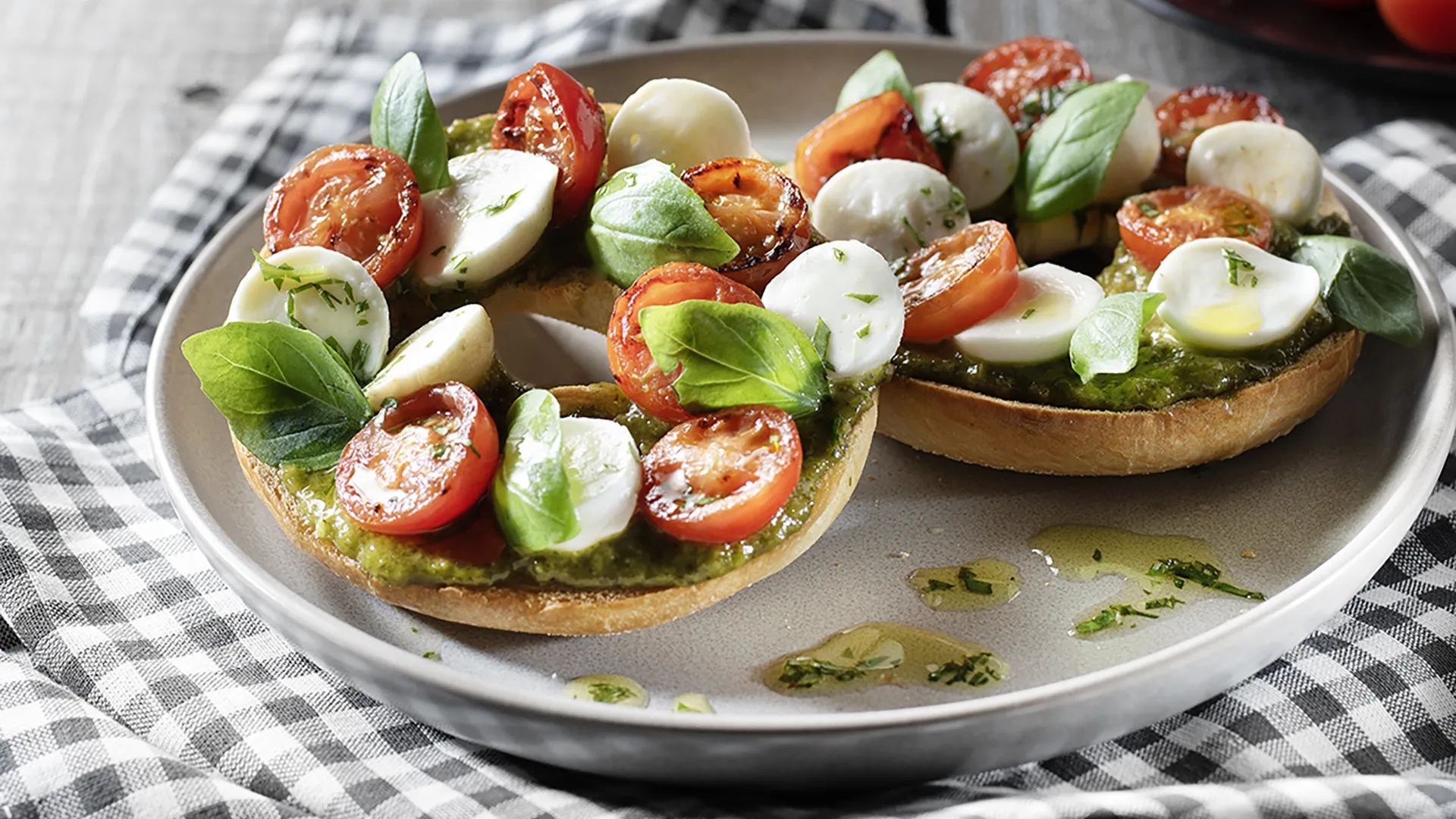 Bagel caprese