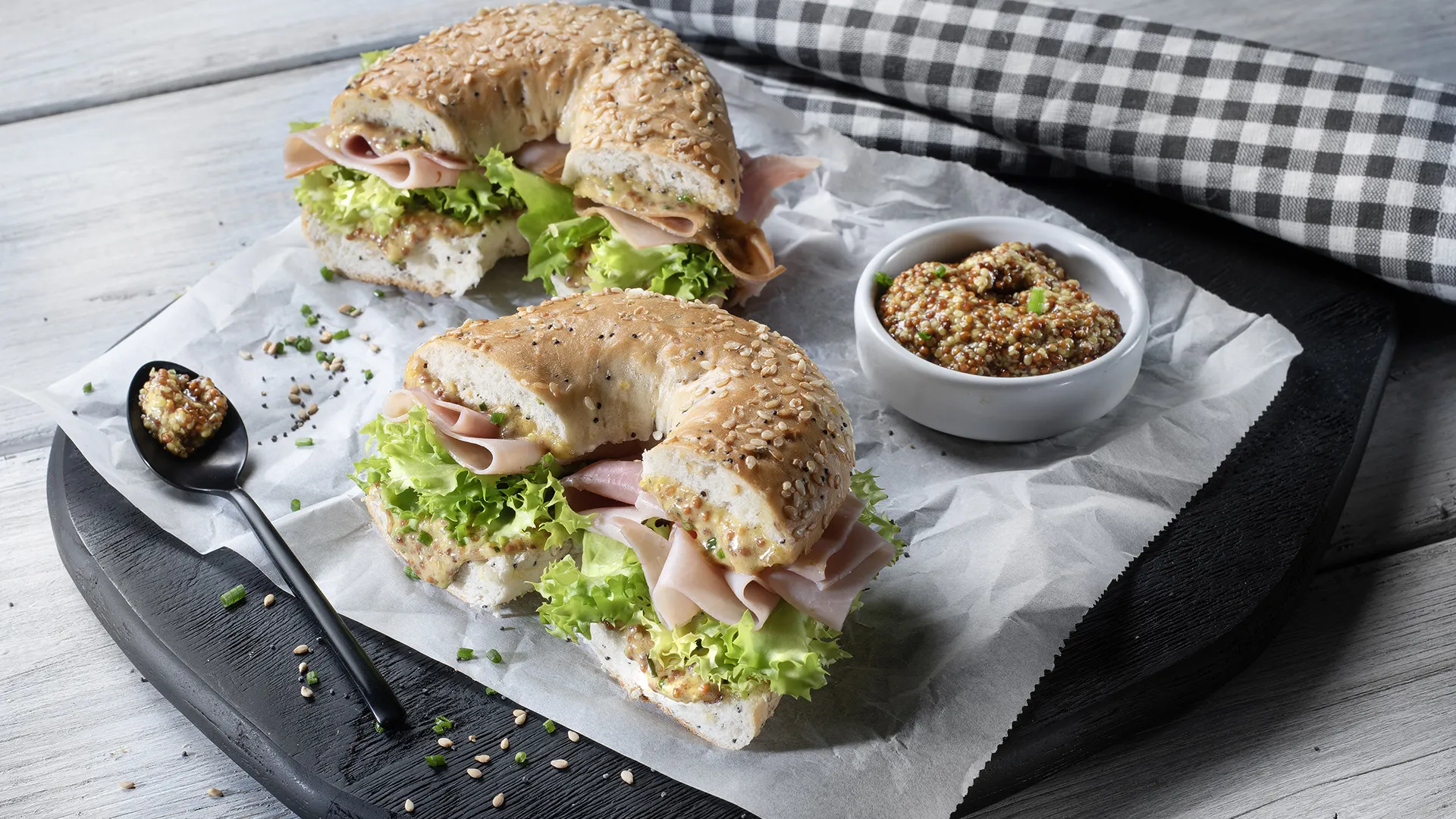Bagel de fiambre e alface com molho de mostarda