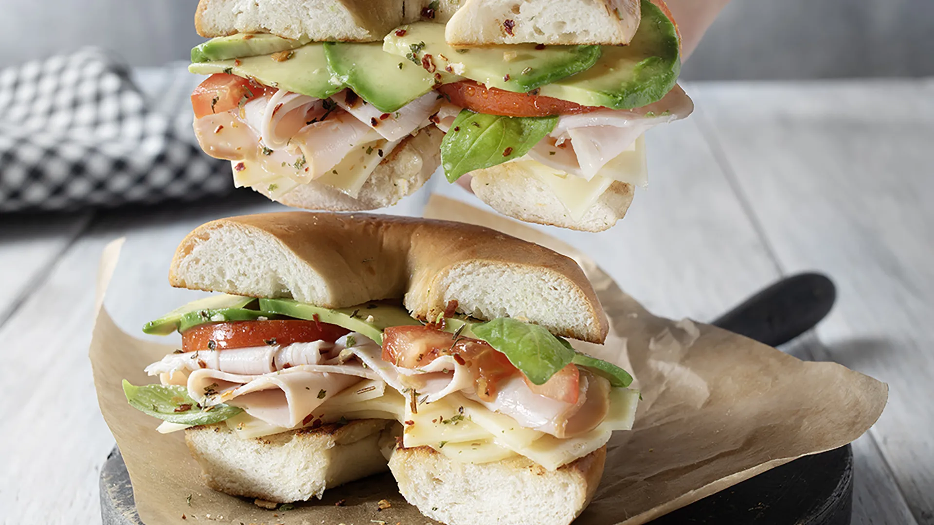 Bagel de fiambre, tomate, espinafres, quejo e abacate