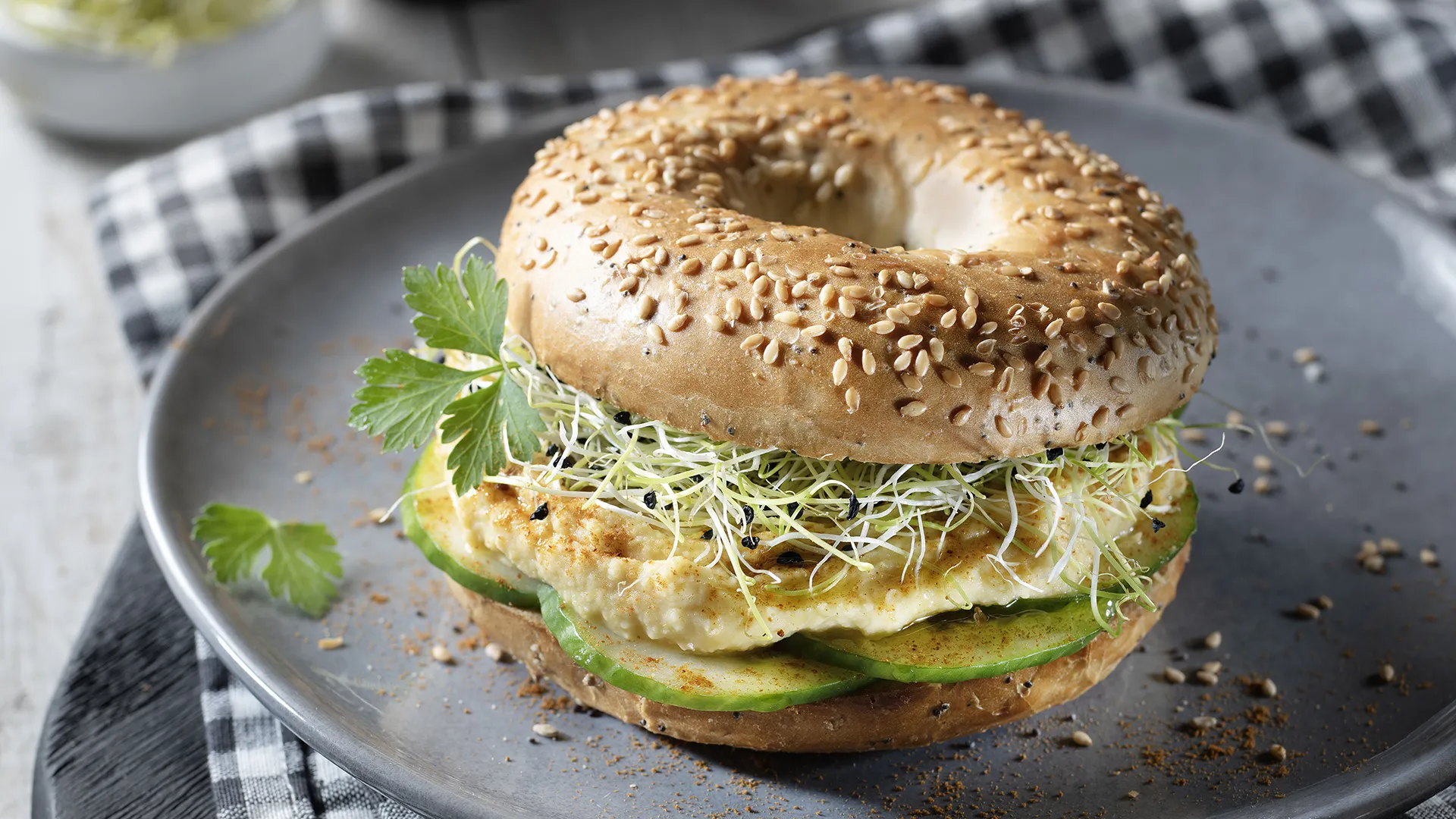 Bagel de húmus com pepino e rebentos de soja