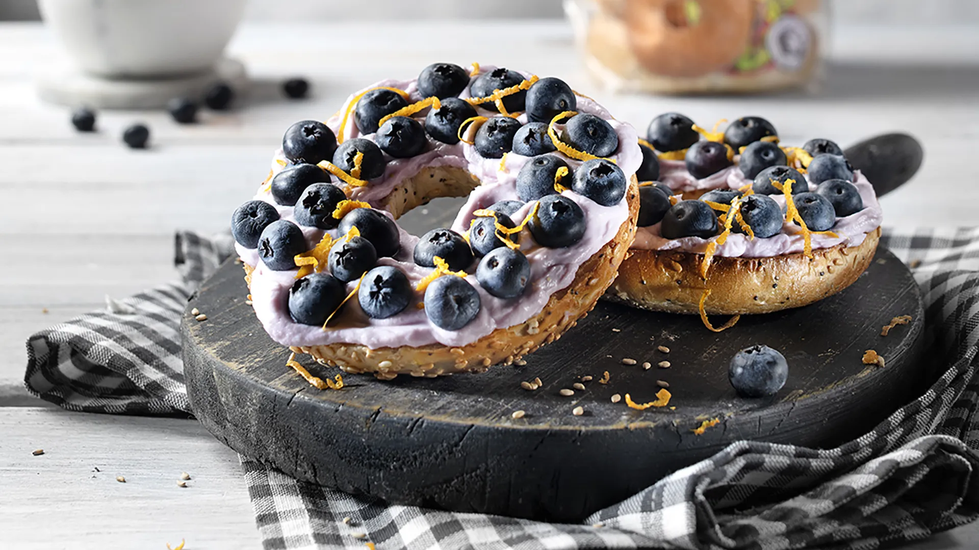 Bagel com iogurte, mirtilos e raspas de laranja