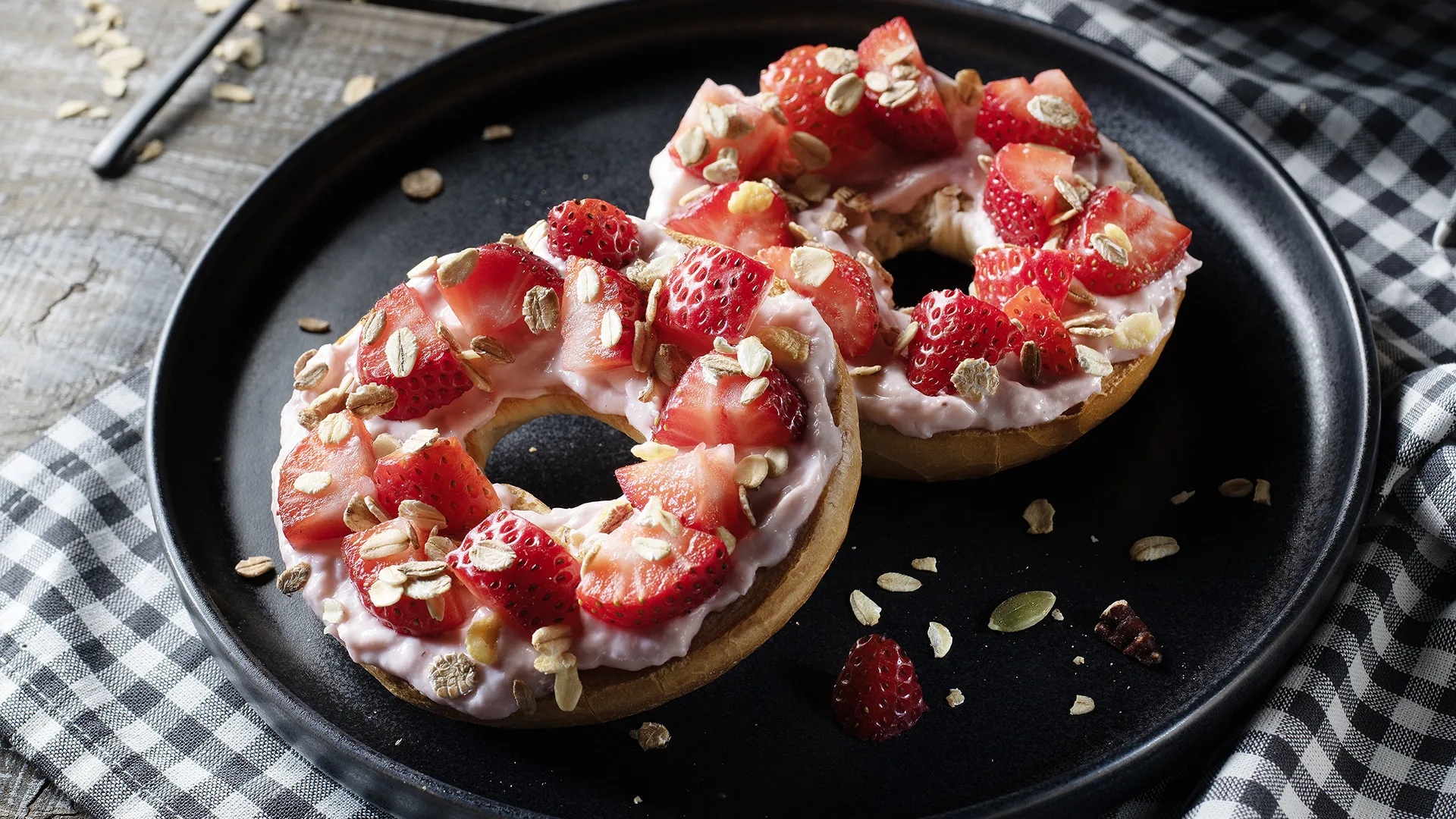 Bagel com iogurte, morangos e aveia